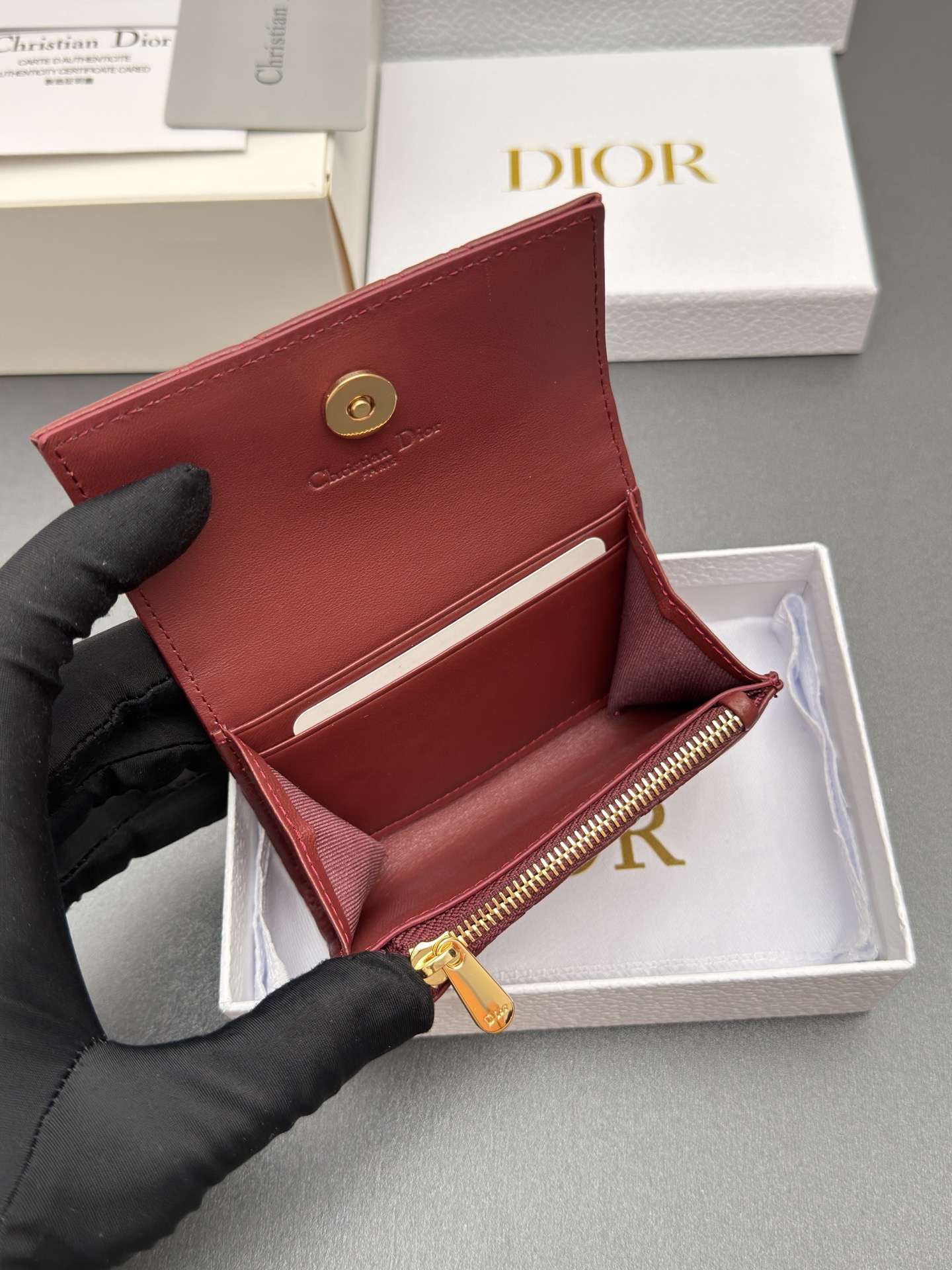 Dior Jolie Glycine钱包系列采用柔软羊皮革等材料精心制作 饰以藤格纹缉面线