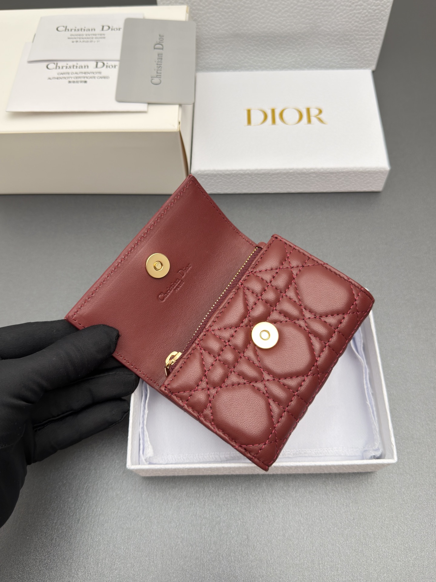 Dior Jolie Glycine钱包系列采用柔软羊皮革等材料精心制作 饰以藤格纹缉面线