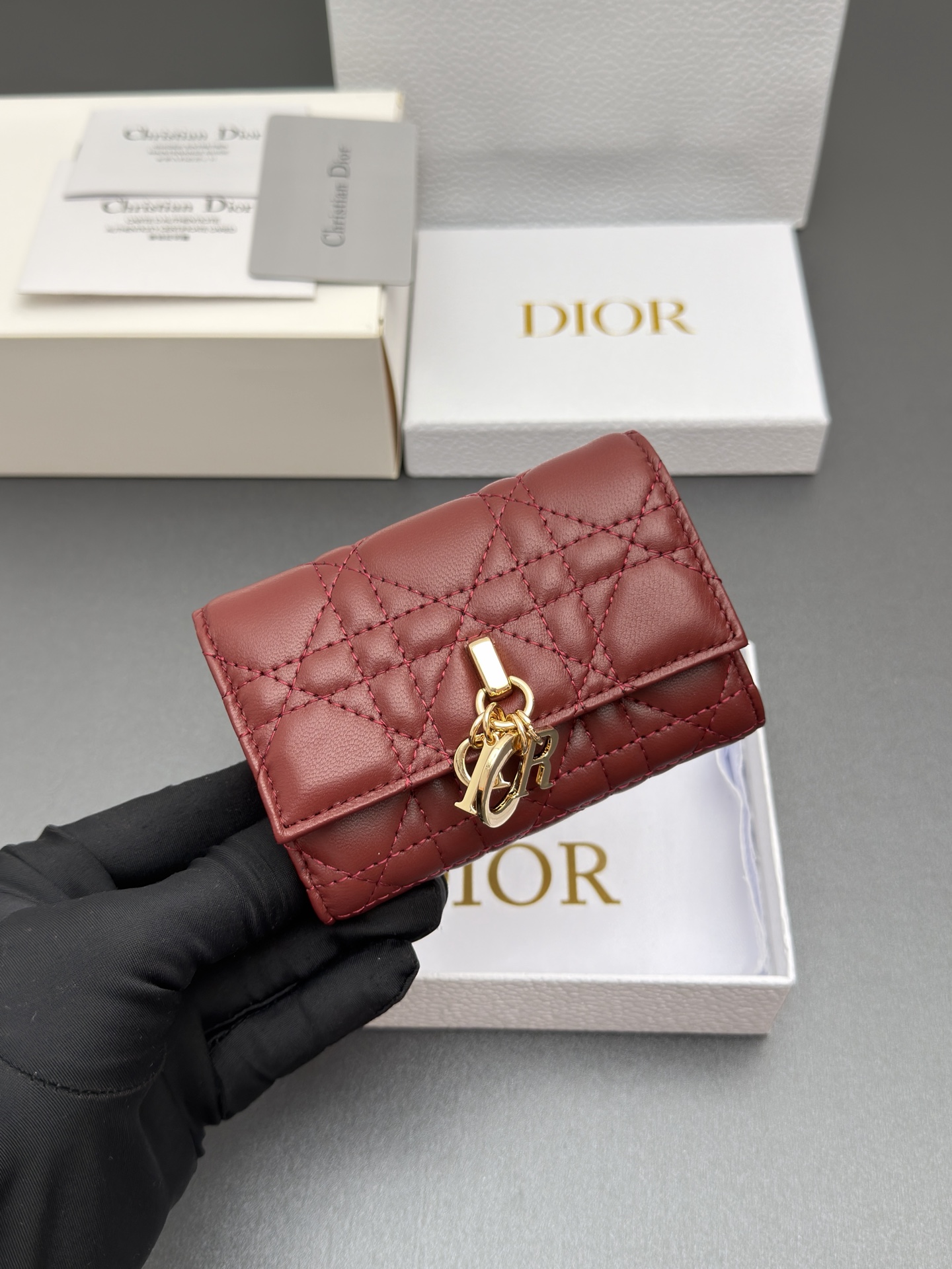 Dior Jolie Glycine钱包系列采用柔软羊皮革等材料精心制作 饰以藤格纹缉面线