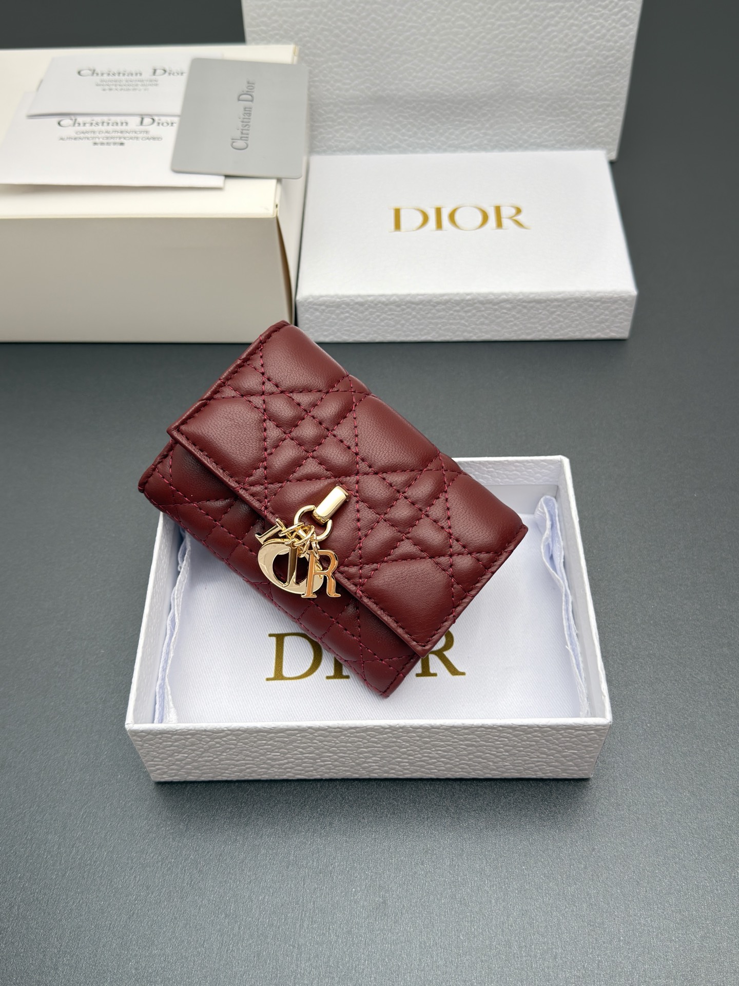Dior Jolie Glycine钱包系列采用柔软羊皮革等材料精心制作 饰以藤格纹缉面线