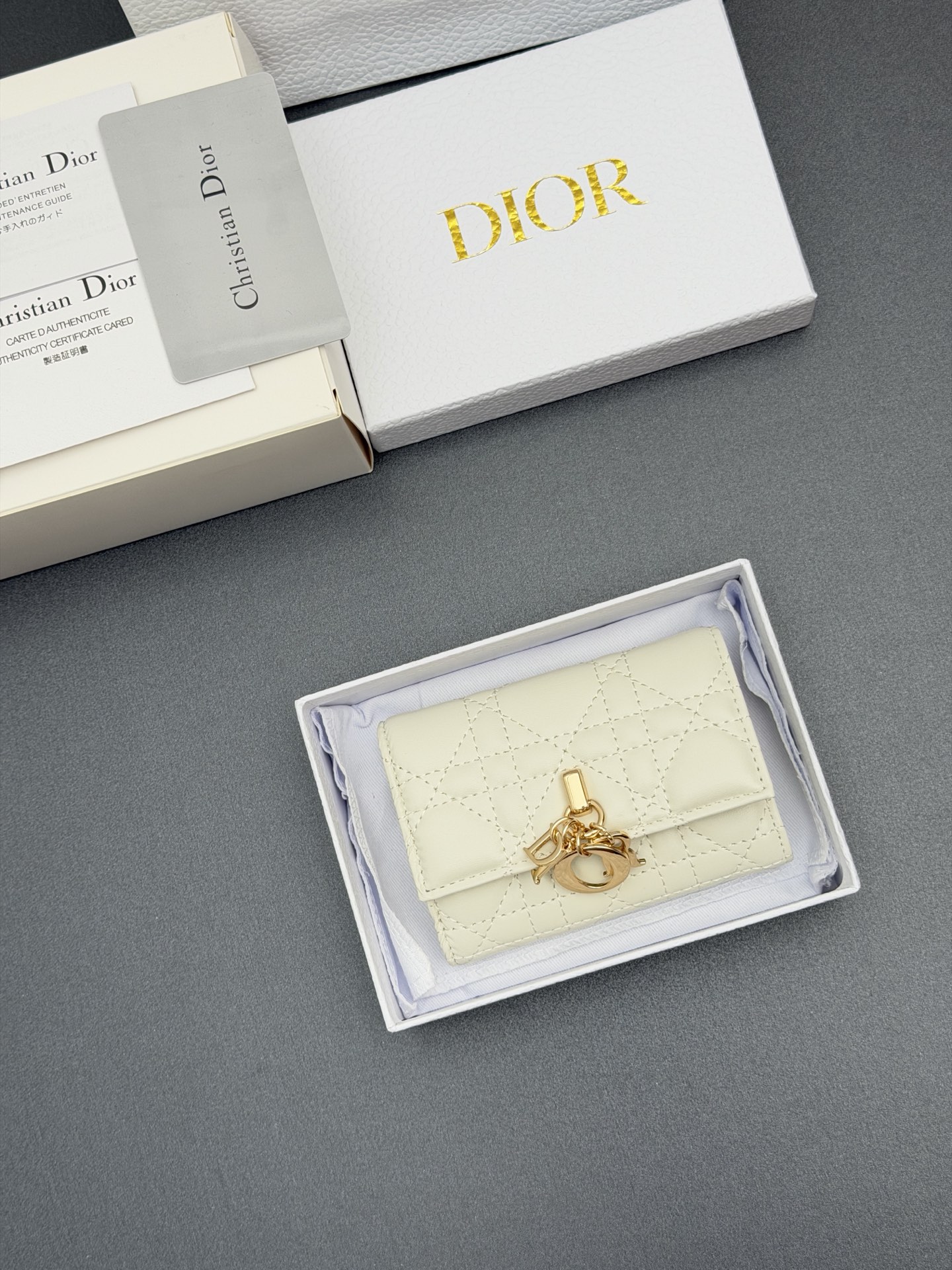 Dior Jolie Glycine钱包系列采用柔软羊皮革等材料精心制作 饰以藤格纹缉面线
