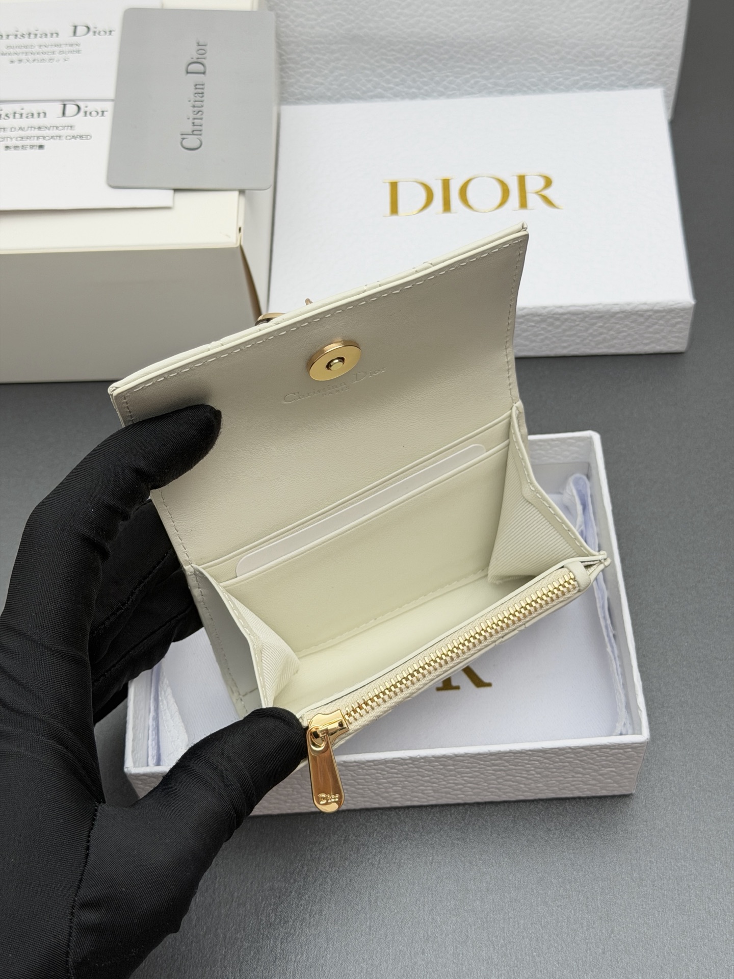 Dior Jolie Glycine钱包系列采用柔软羊皮革等材料精心制作 饰以藤格纹缉面线