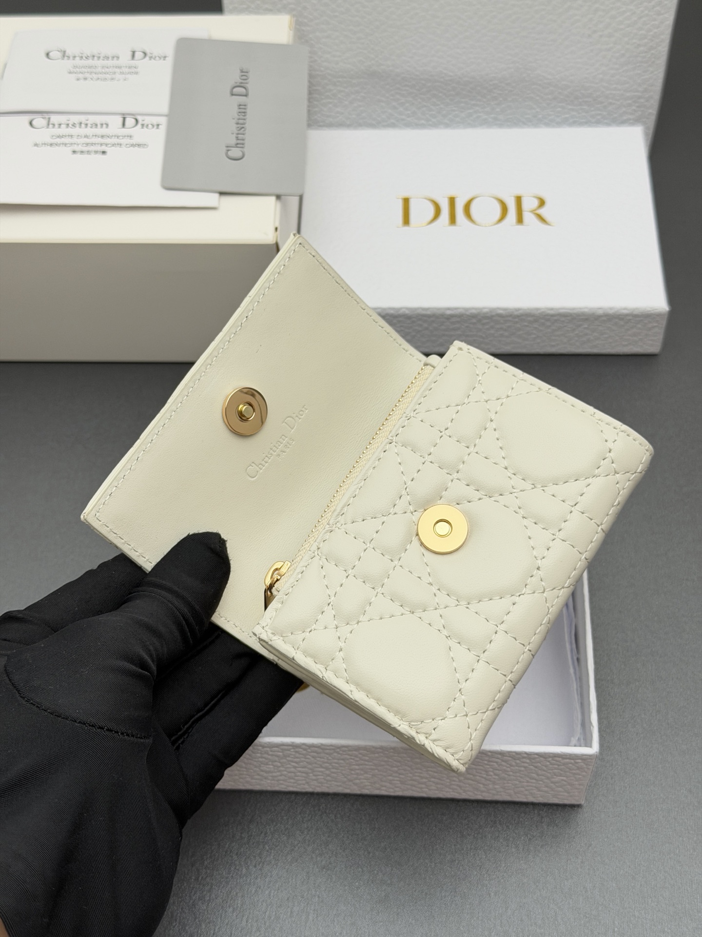 Dior Jolie Glycine钱包系列采用柔软羊皮革等材料精心制作 饰以藤格纹缉面线