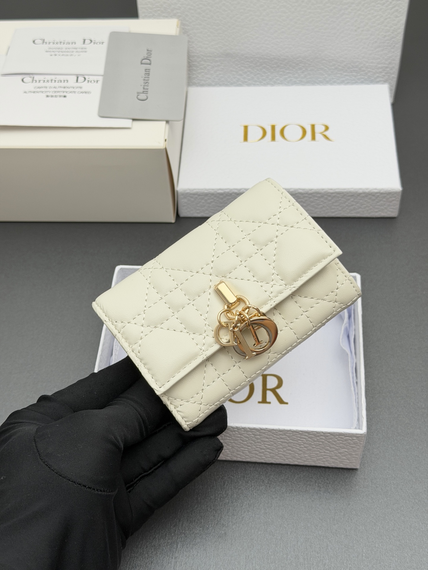 Dior Jolie Glycine钱包系列采用柔软羊皮革等材料精心制作 饰以藤格纹缉面线