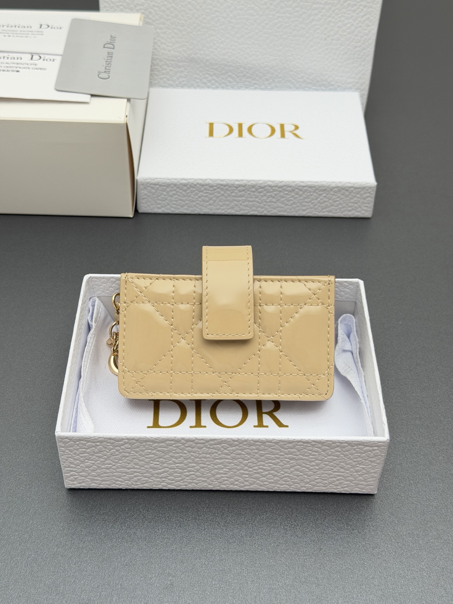 Dior Lady Jasmine卡夹系列这款卡夹设计精巧 空间宽敞 彩色漆皮牛皮革精心制作