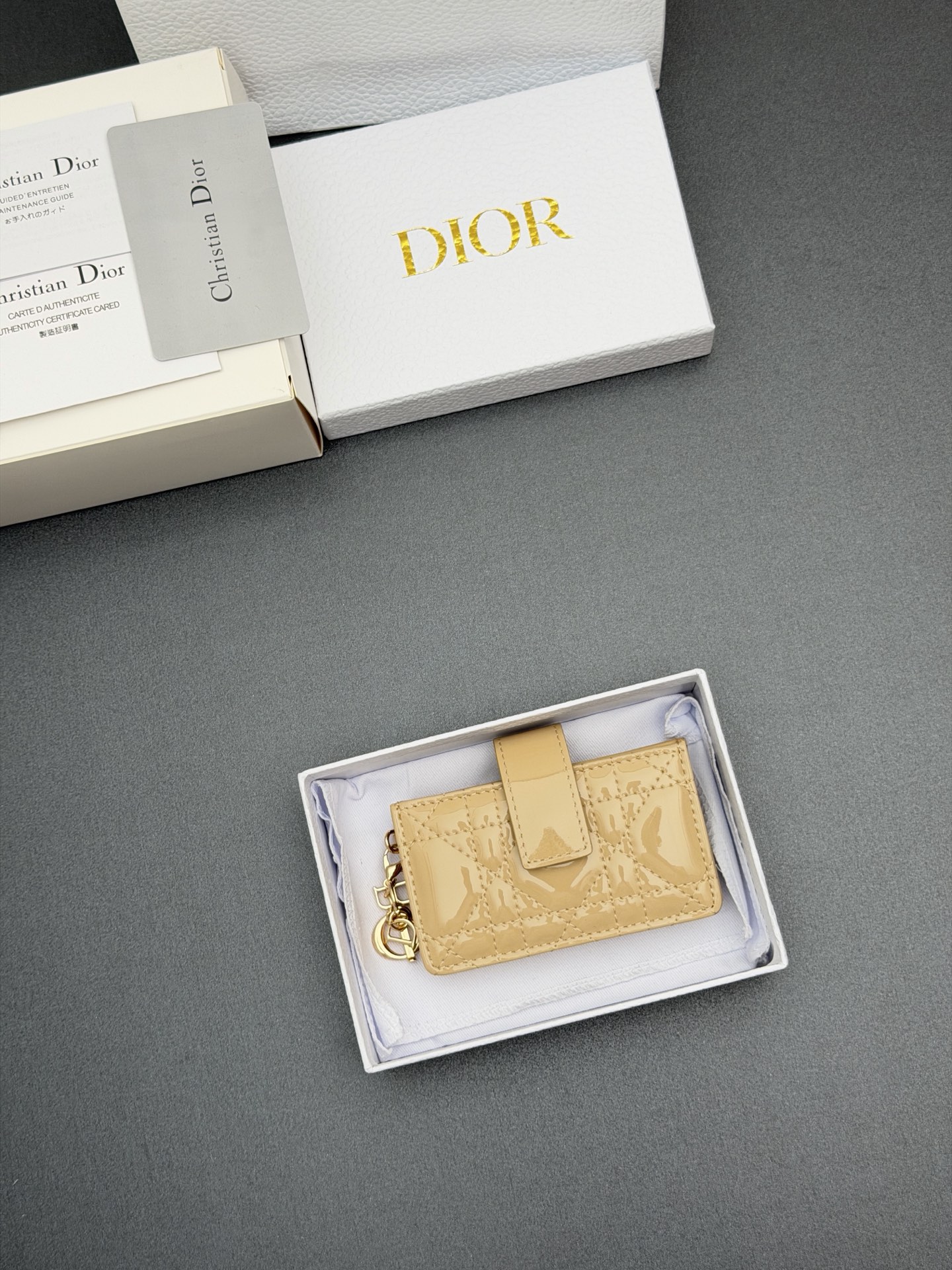 Dior Lady Jasmine卡夹系列这款卡夹设计精巧 空间宽敞 彩色漆皮牛皮革精心制作