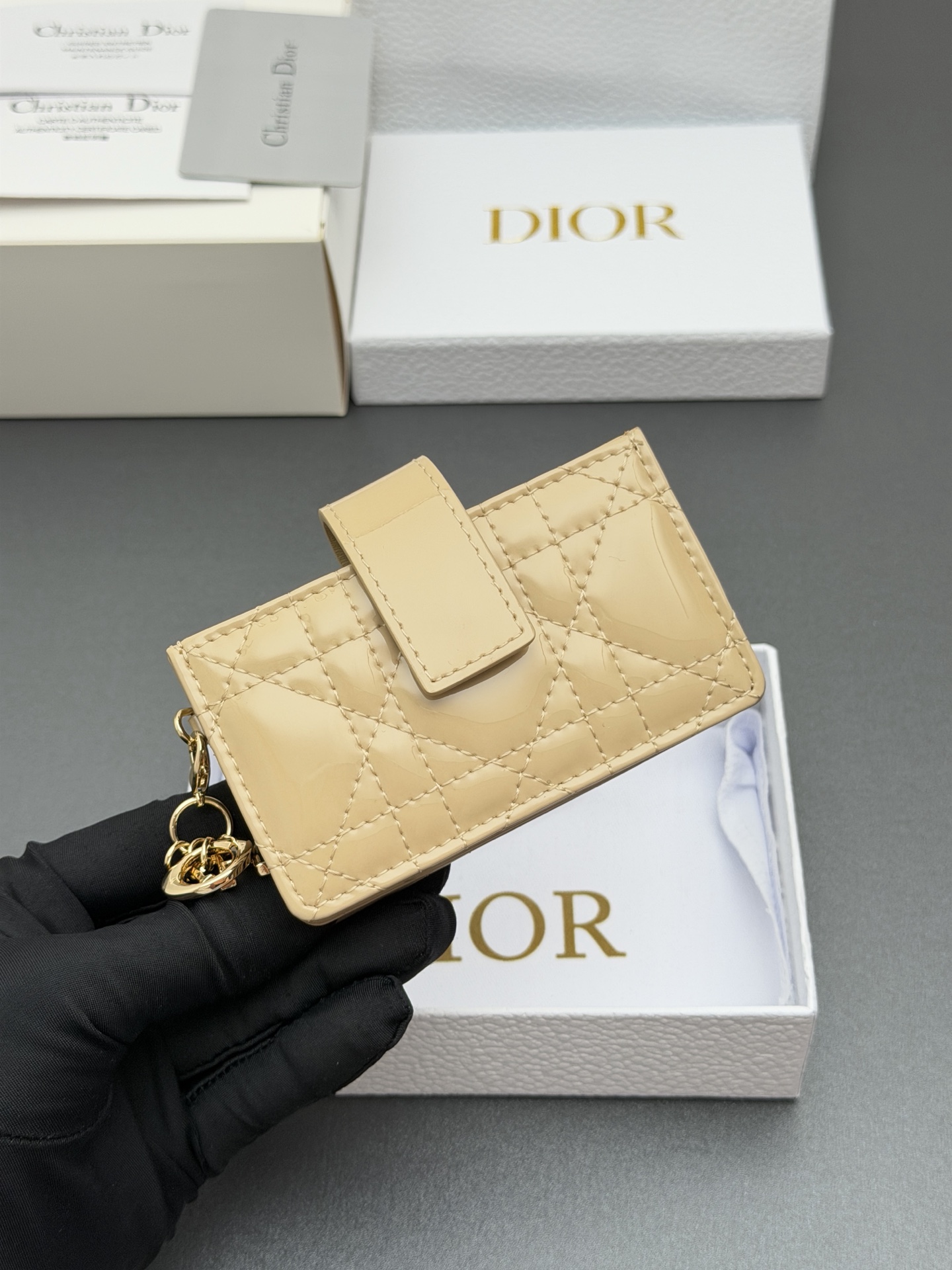 Dior Lady Jasmine卡夹系列这款卡夹设计精巧 空间宽敞 彩色漆皮牛皮革精心制作