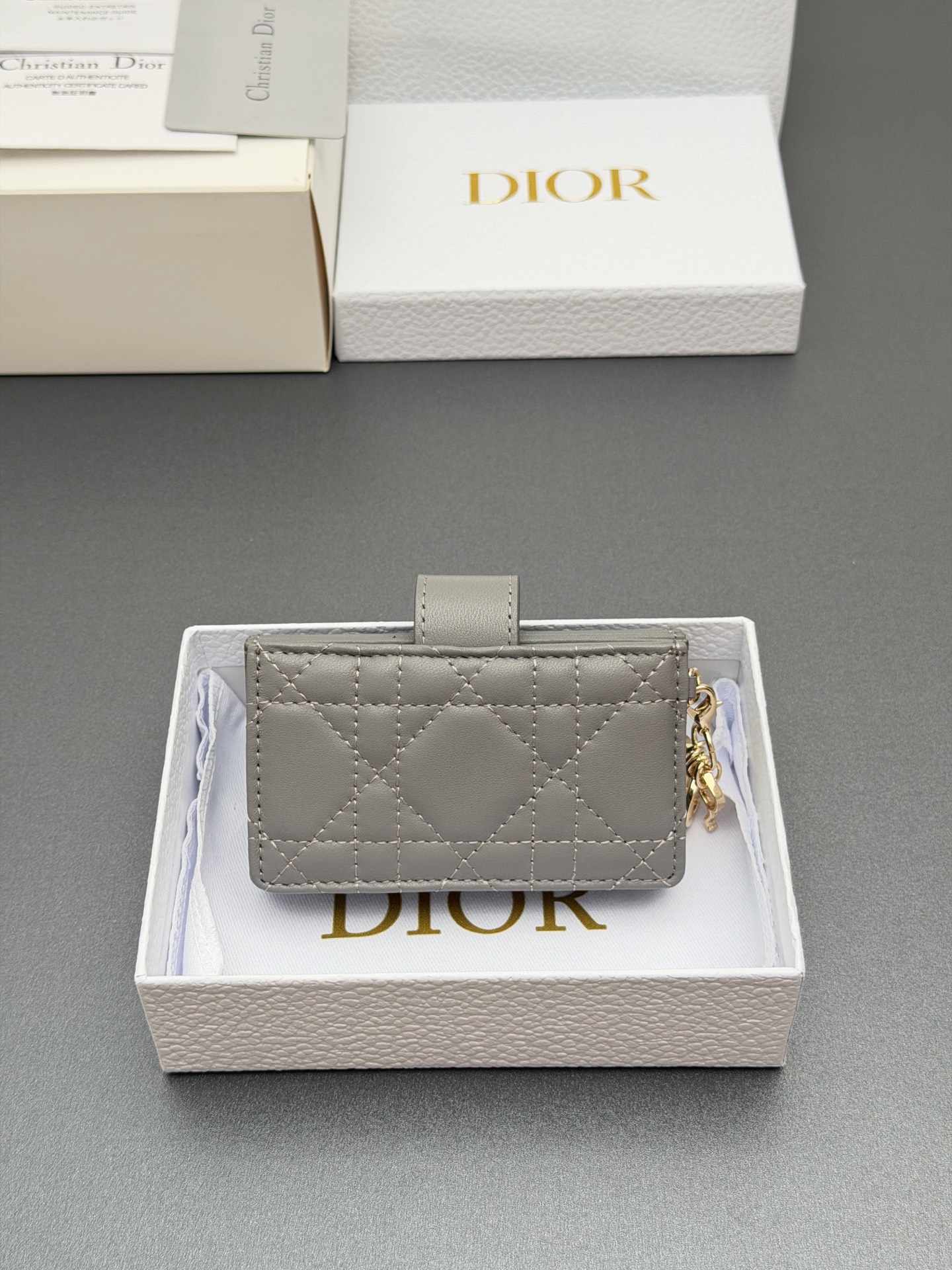 Dior Lady Jasmine卡夹系列这款卡夹设计精巧 空间宽敞 采用羊皮革精心制作