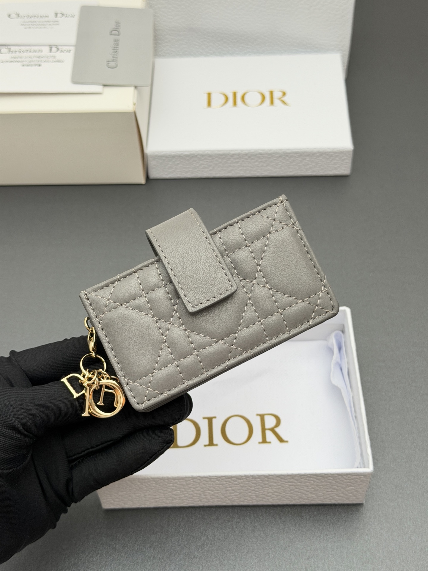 Dior Lady Jasmine卡夹系列这款卡夹设计精巧 空间宽敞 采用羊皮革精心制作