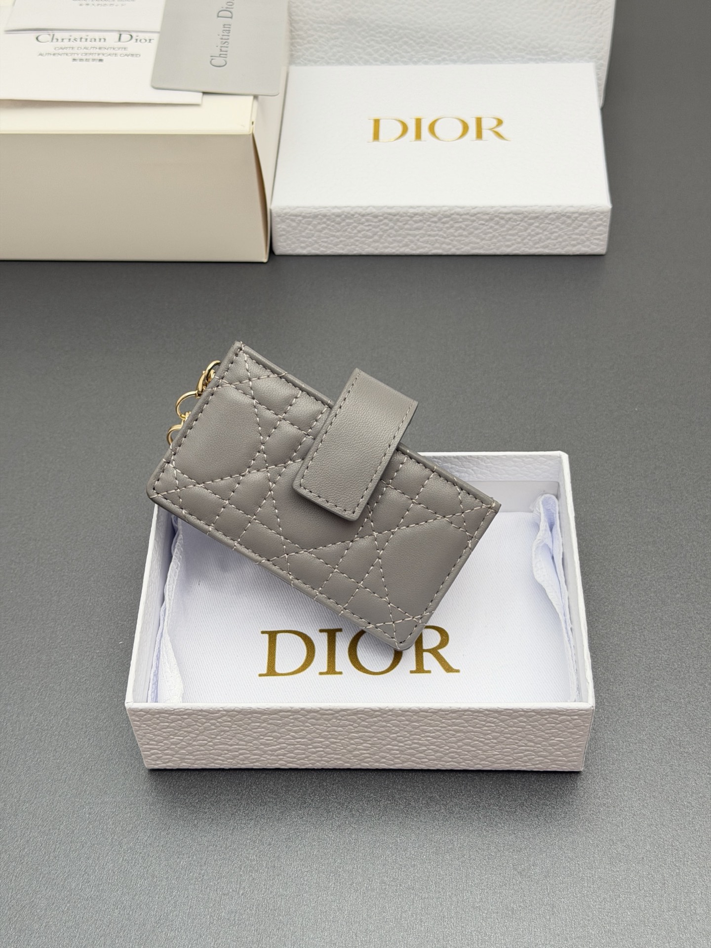 Dior Lady Jasmine卡夹系列这款卡夹设计精巧 空间宽敞 采用羊皮革精心制作