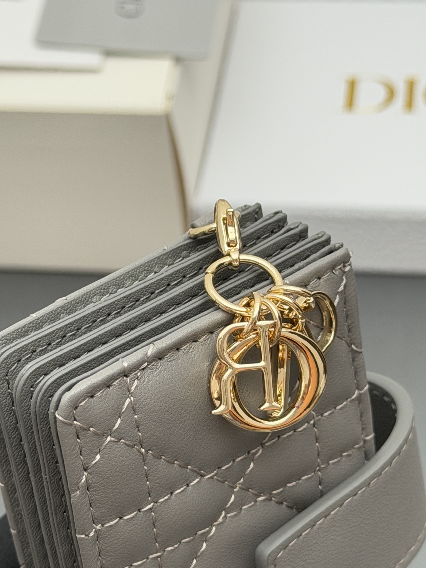 Dior Lady Jasmine卡夹系列这款卡夹设计精巧 空间宽敞 采用羊皮革精心制作