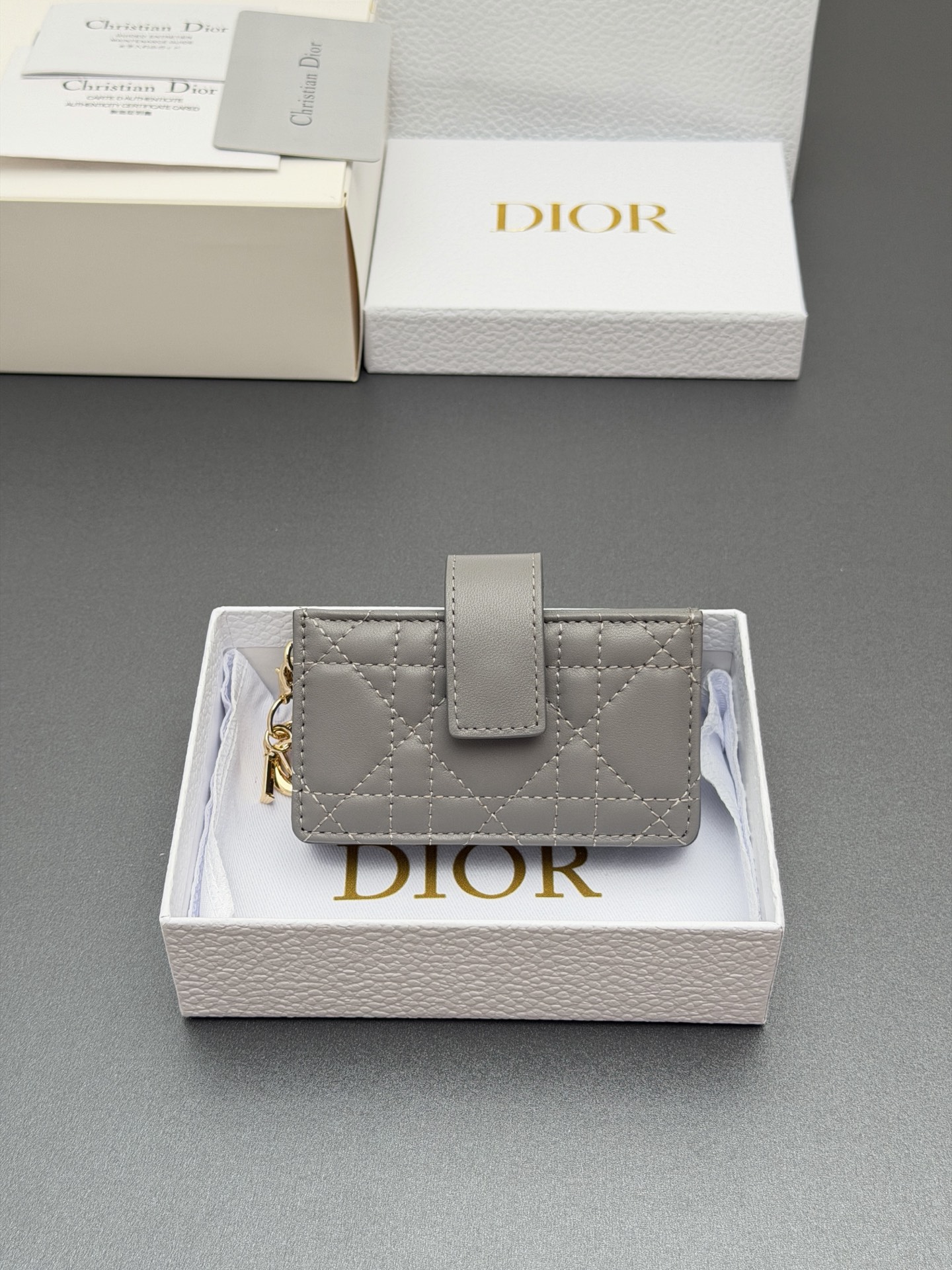 Dior Lady Jasmine卡夹系列这款卡夹设计精巧 空间宽敞 采用羊皮革精心制作