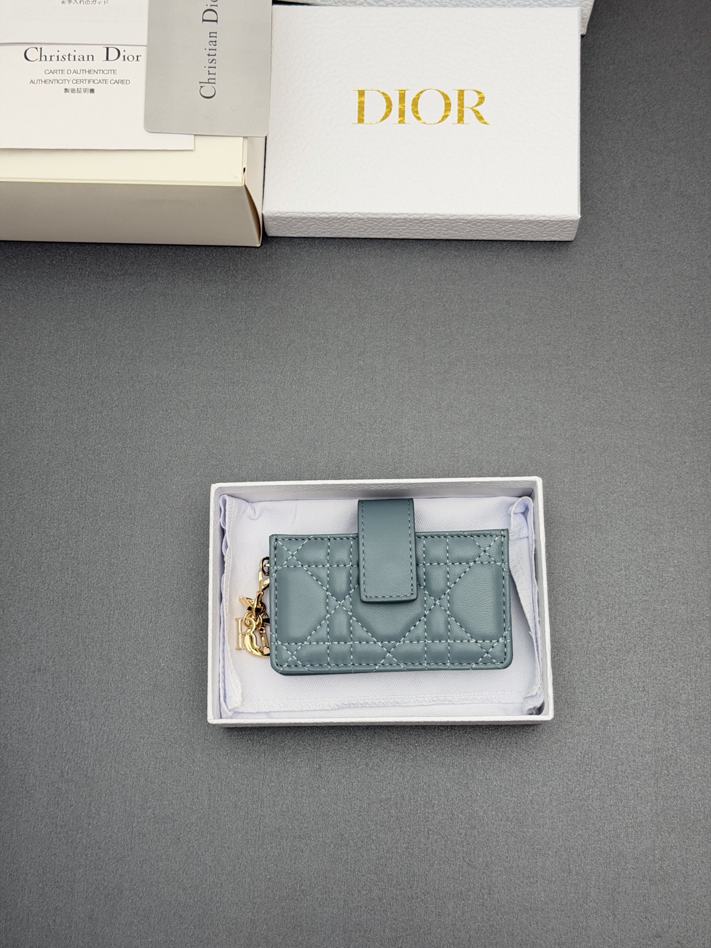 Dior Lady Jasmine卡夹系列这款卡夹设计精巧 空间宽敞 采用羊皮革精心制作