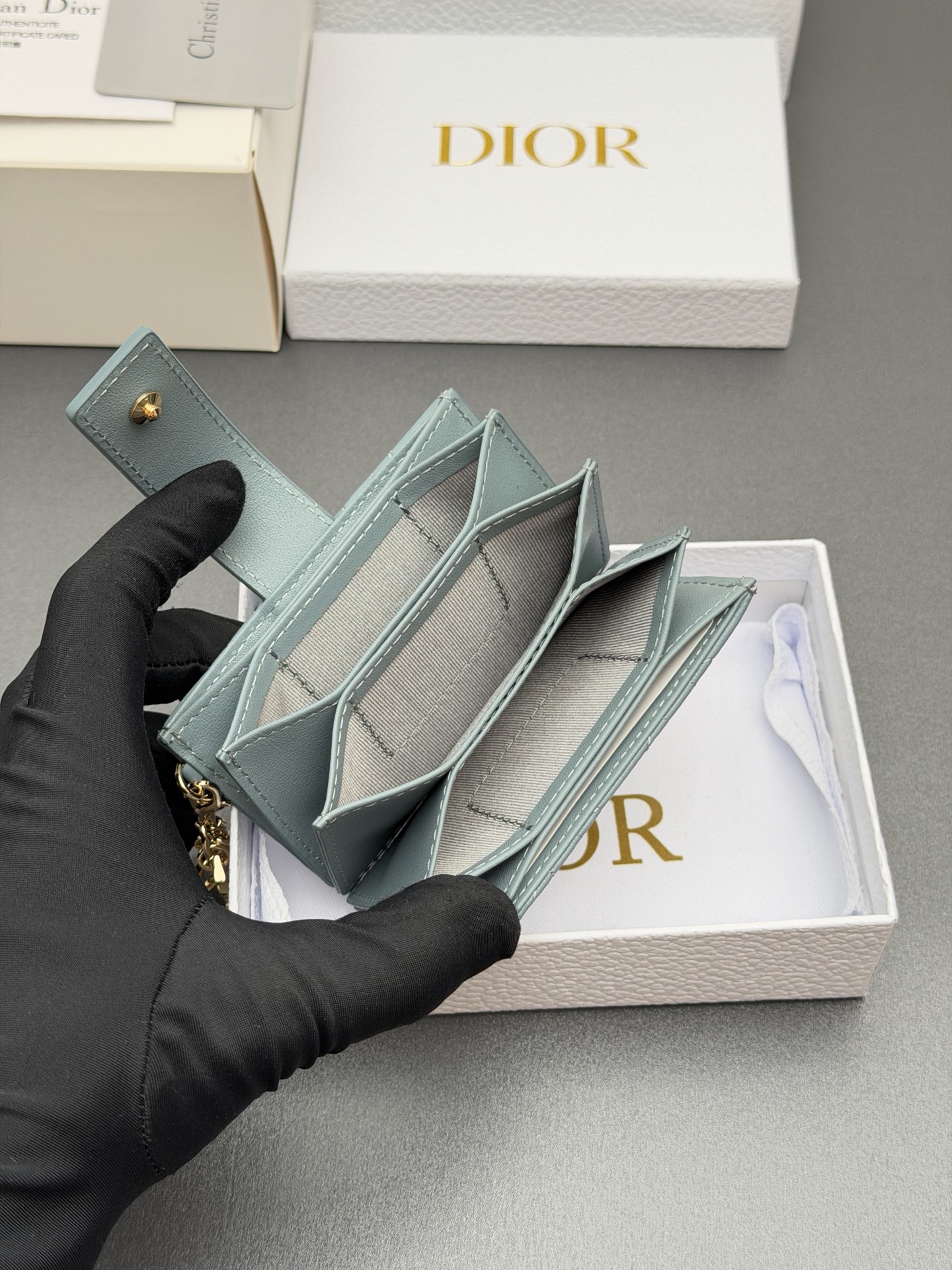 Dior Lady Jasmine卡夹系列这款卡夹设计精巧 空间宽敞 采用羊皮革精心制作