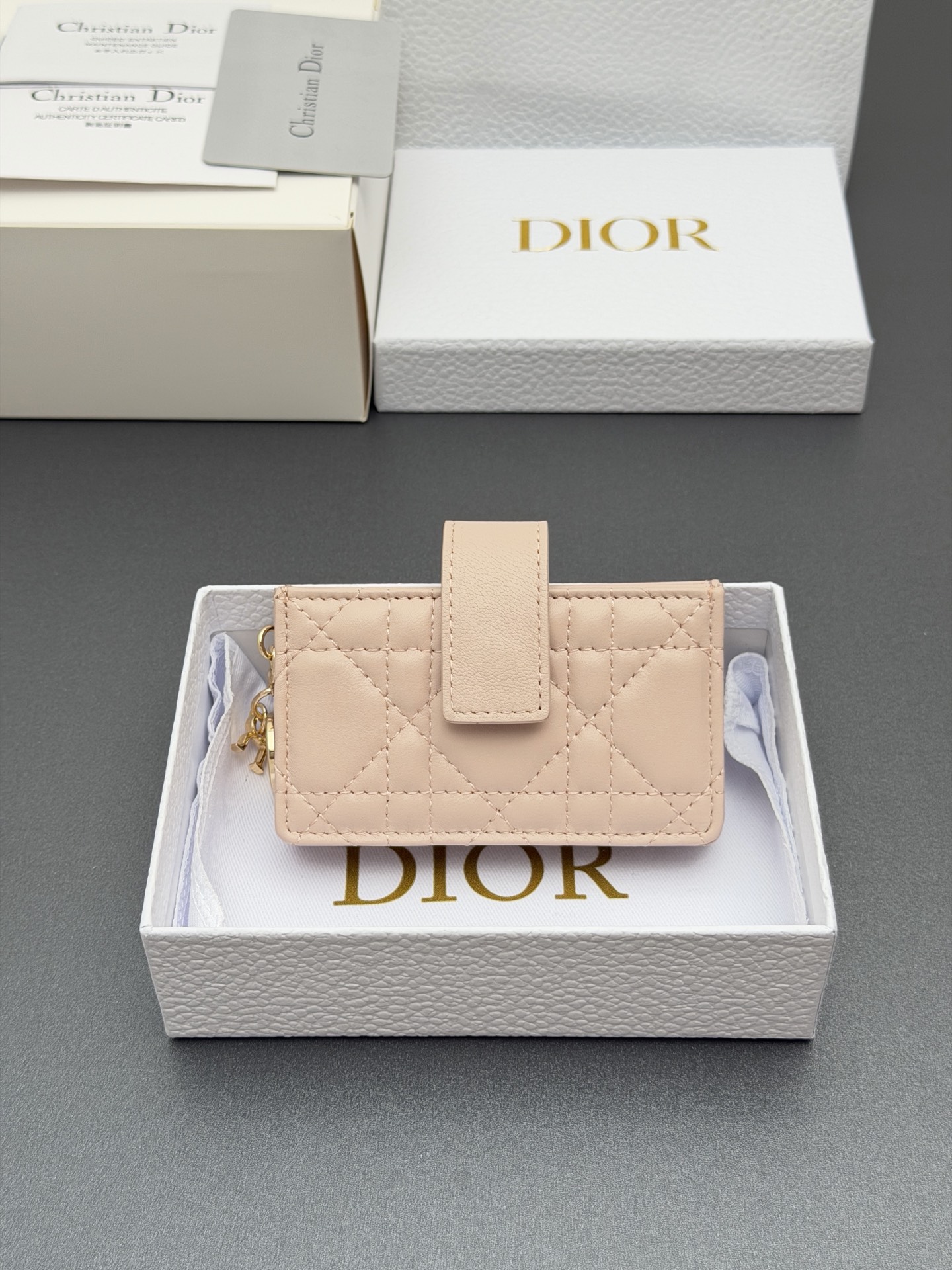 Dior Lady Jasmine卡夹系列这款卡夹设计精巧 空间宽敞 采用羊皮革精心制作