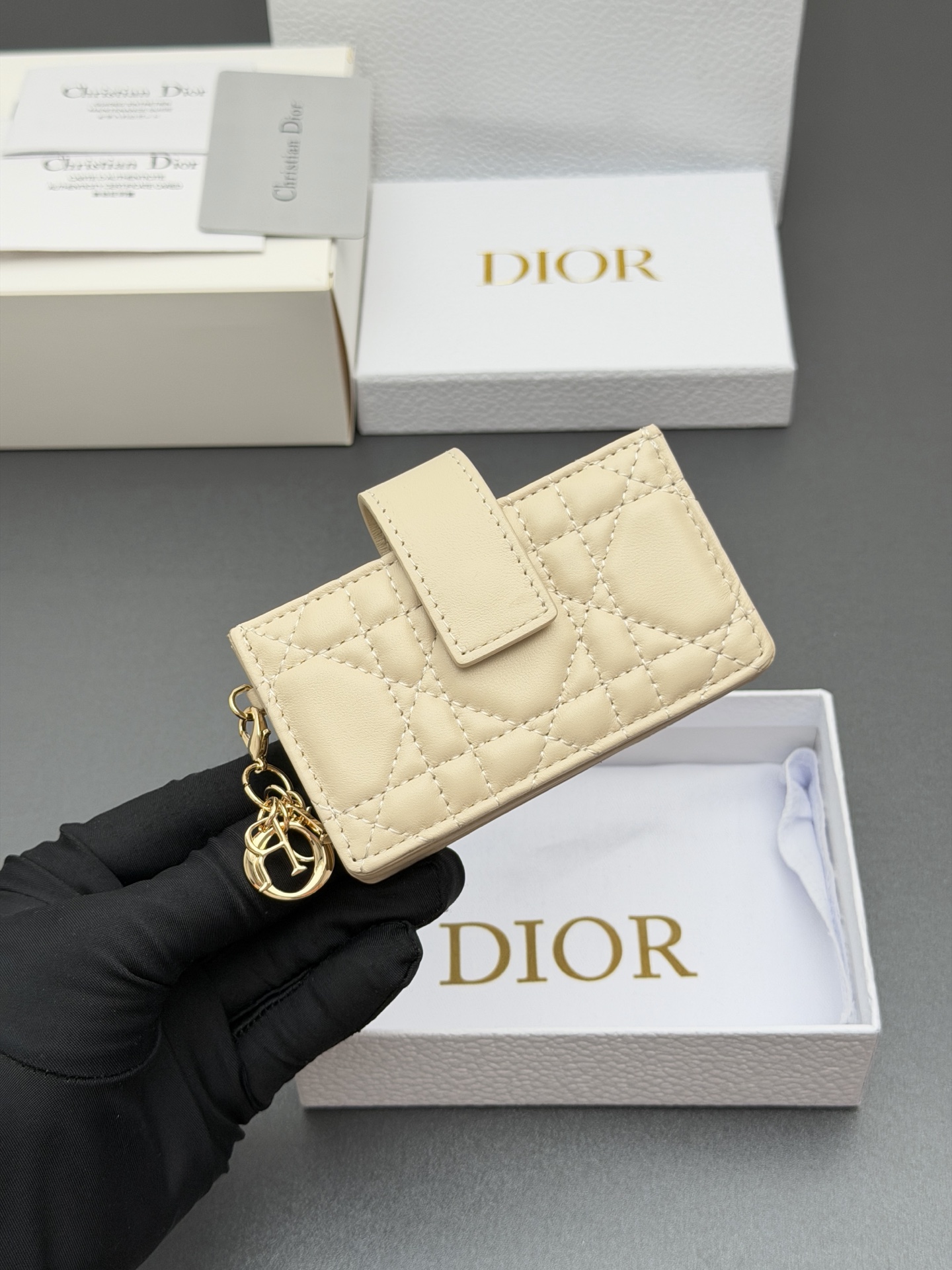 Dior Lady Jasmine卡夹系列这款卡夹设计精巧 空间宽敞 采用羊皮革精心制作