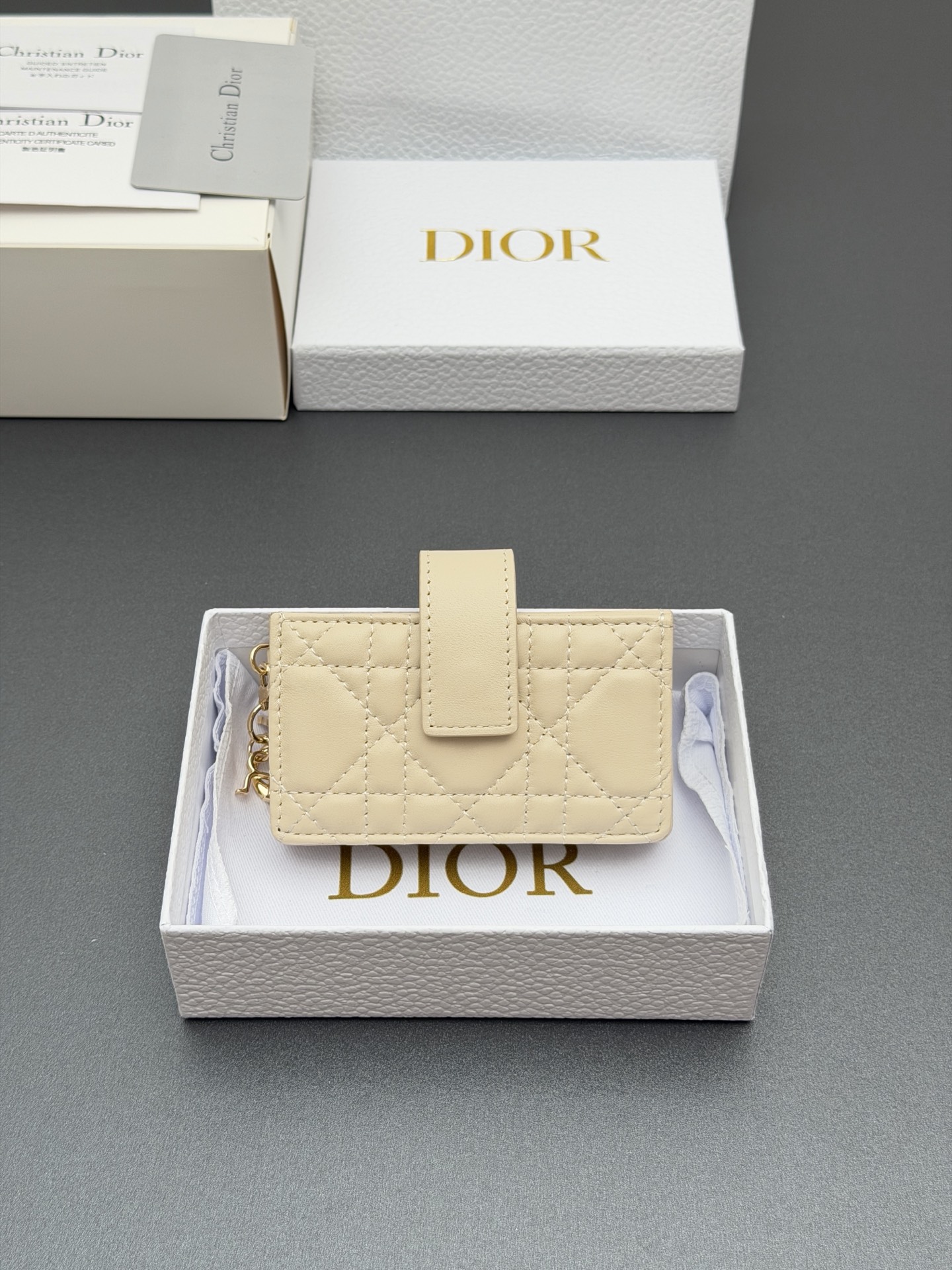Dior Lady Jasmine卡夹系列这款卡夹设计精巧 空间宽敞 采用羊皮革精心制作