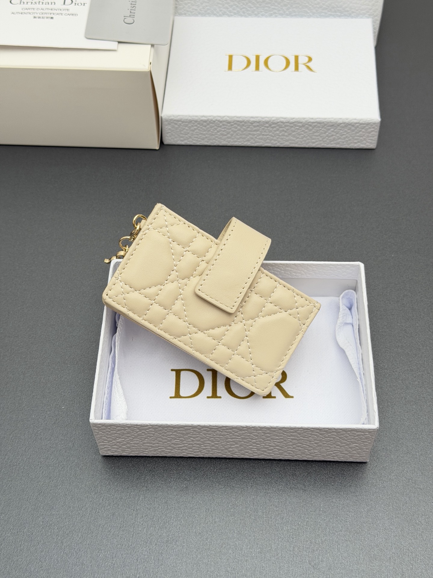 Dior Lady Jasmine卡夹系列这款卡夹设计精巧 空间宽敞 采用羊皮革精心制作