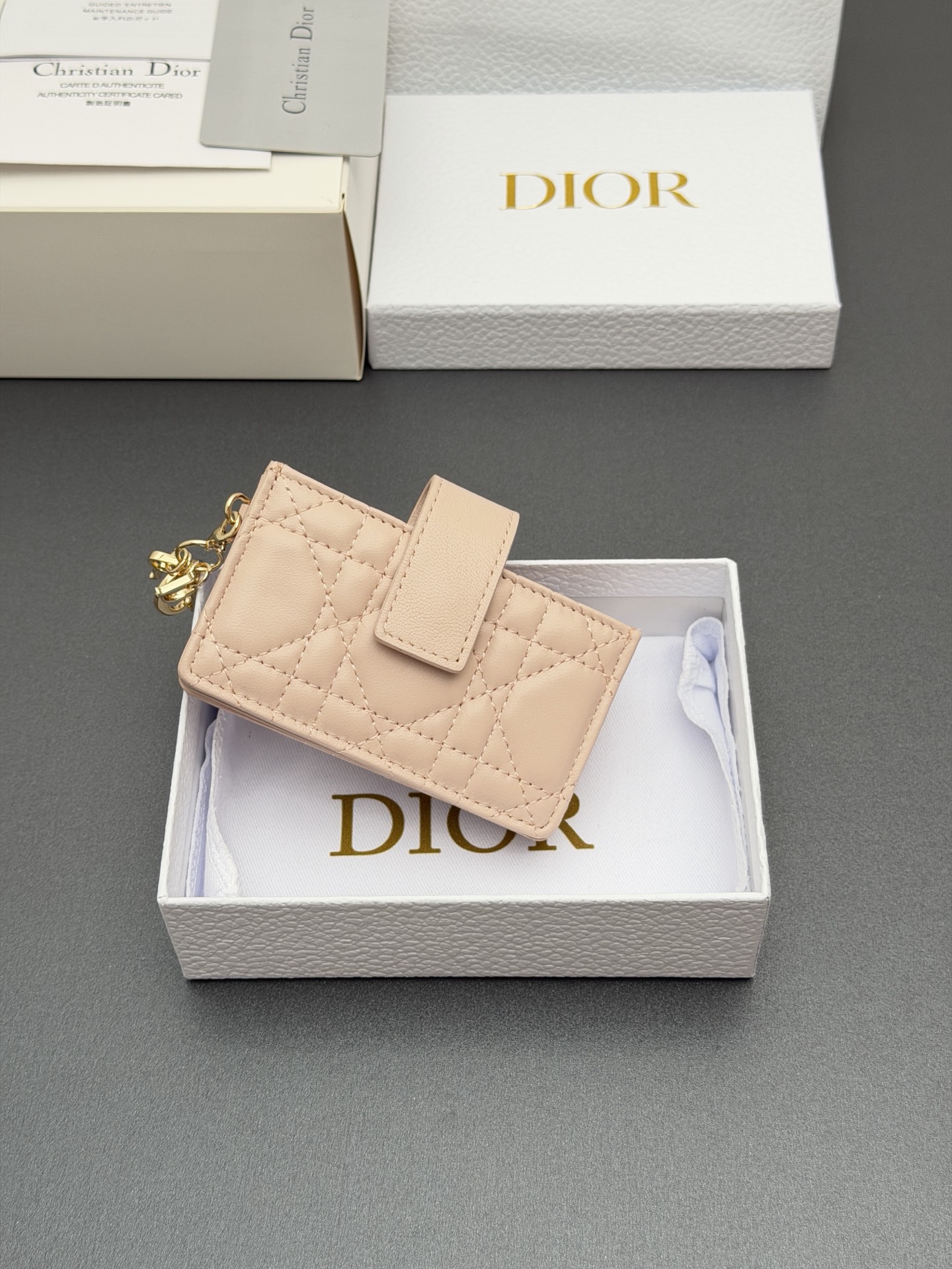 Dior Lady Jasmine卡夹系列这款卡夹设计精巧 空间宽敞 采用羊皮革精心制作