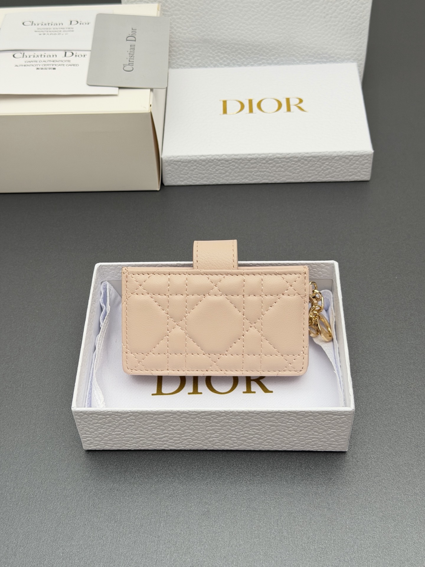 Dior Lady Jasmine卡夹系列这款卡夹设计精巧 空间宽敞 采用羊皮革精心制作