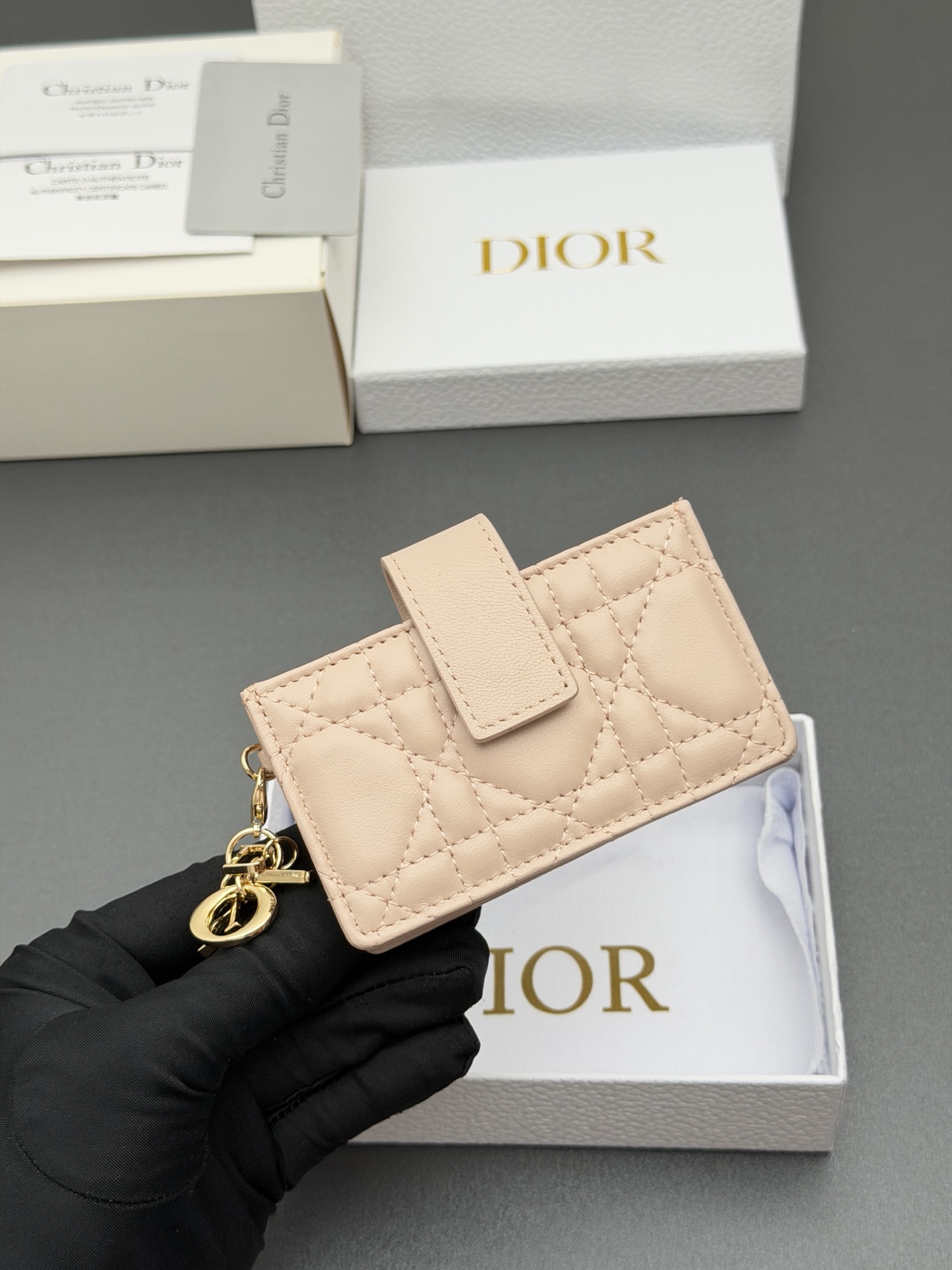 Dior Lady Jasmine卡夹系列这款卡夹设计精巧 空间宽敞 采用羊皮革精心制作