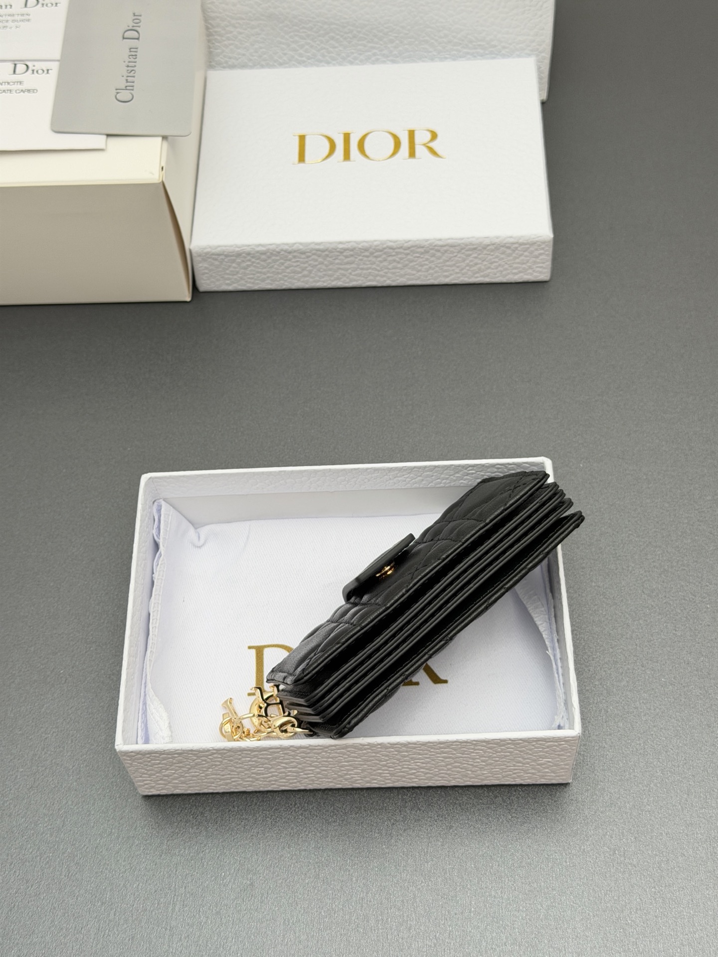 Dior Lady Jasmine卡夹系列这款卡夹设计精巧 空间宽敞 采用羊皮革精心制作