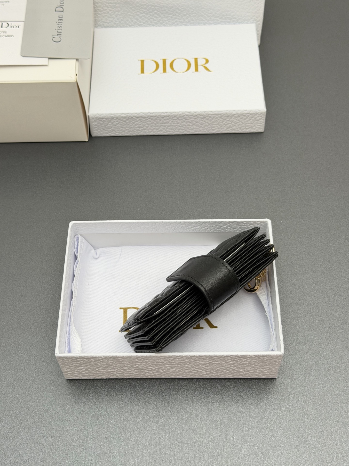 Dior Lady Jasmine卡夹系列这款卡夹设计精巧 空间宽敞 采用羊皮革精心制作