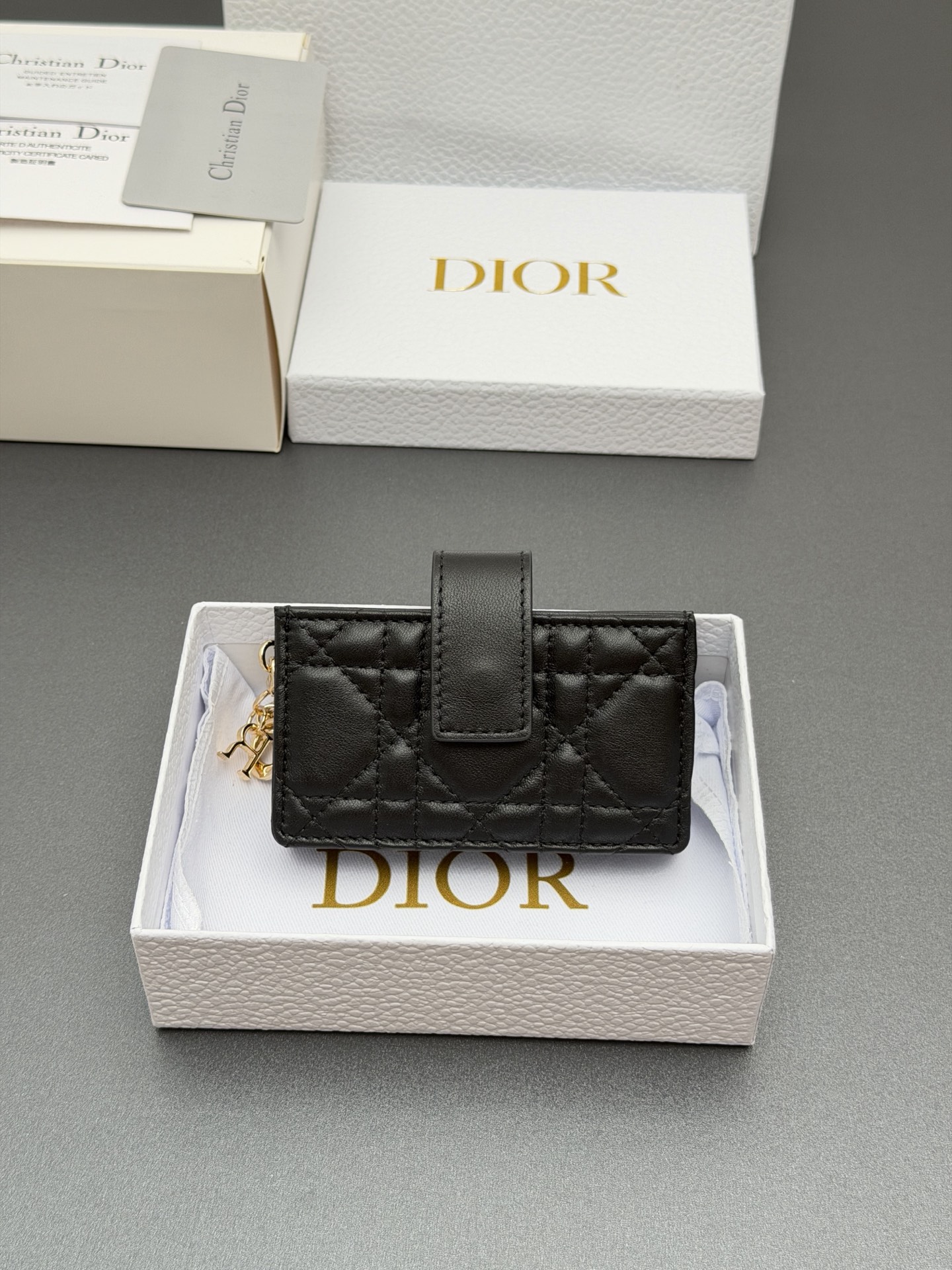 Dior Lady Jasmine卡夹系列这款卡夹设计精巧 空间宽敞 采用羊皮革精心制作