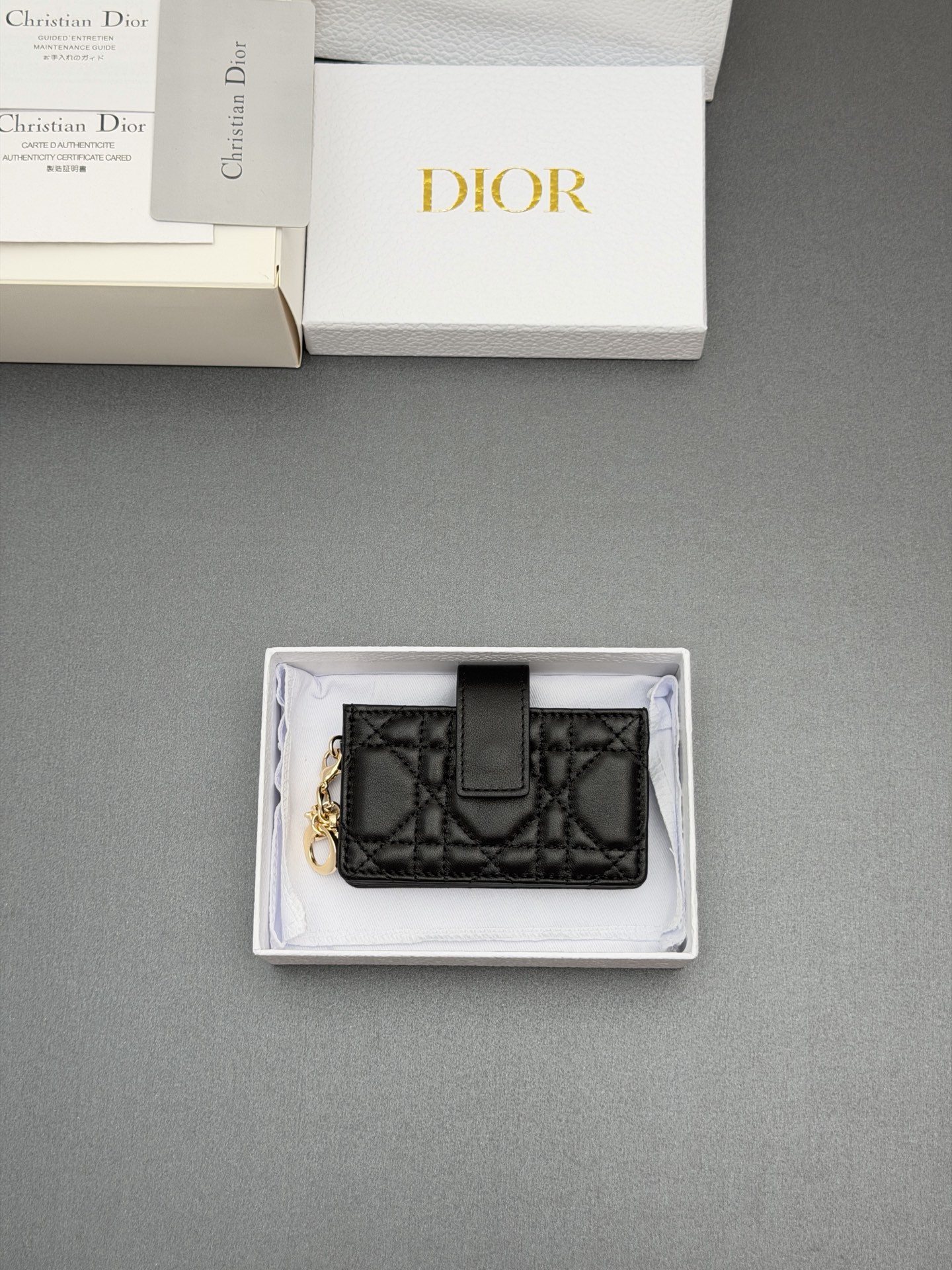 Dior Lady Jasmine卡夹系列这款卡夹设计精巧 空间宽敞 采用羊皮革精心制作