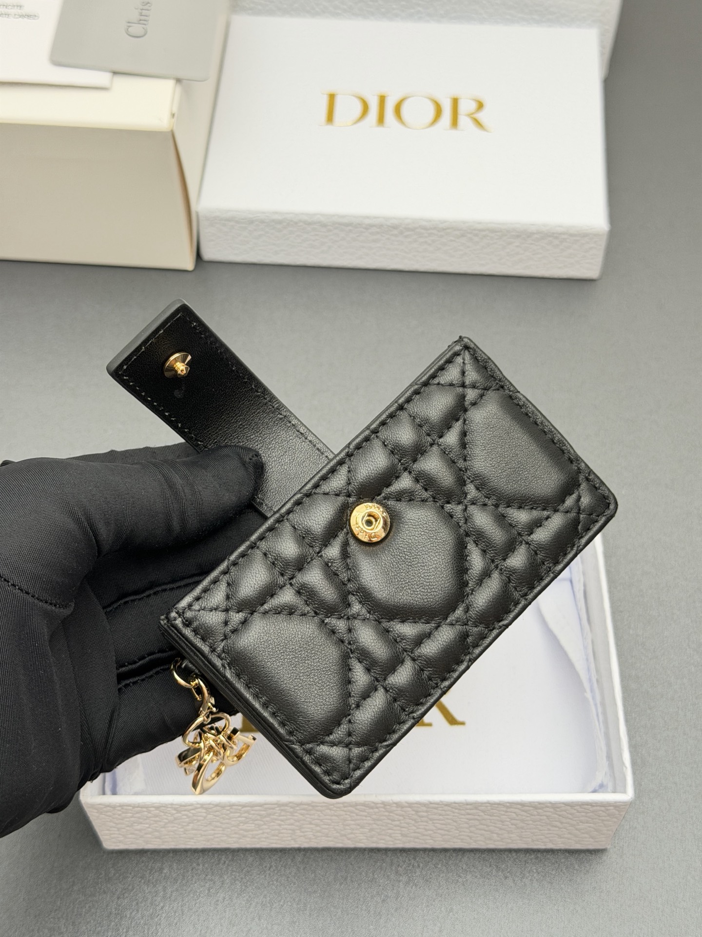 Dior Lady Jasmine卡夹系列这款卡夹设计精巧 空间宽敞 采用羊皮革精心制作
