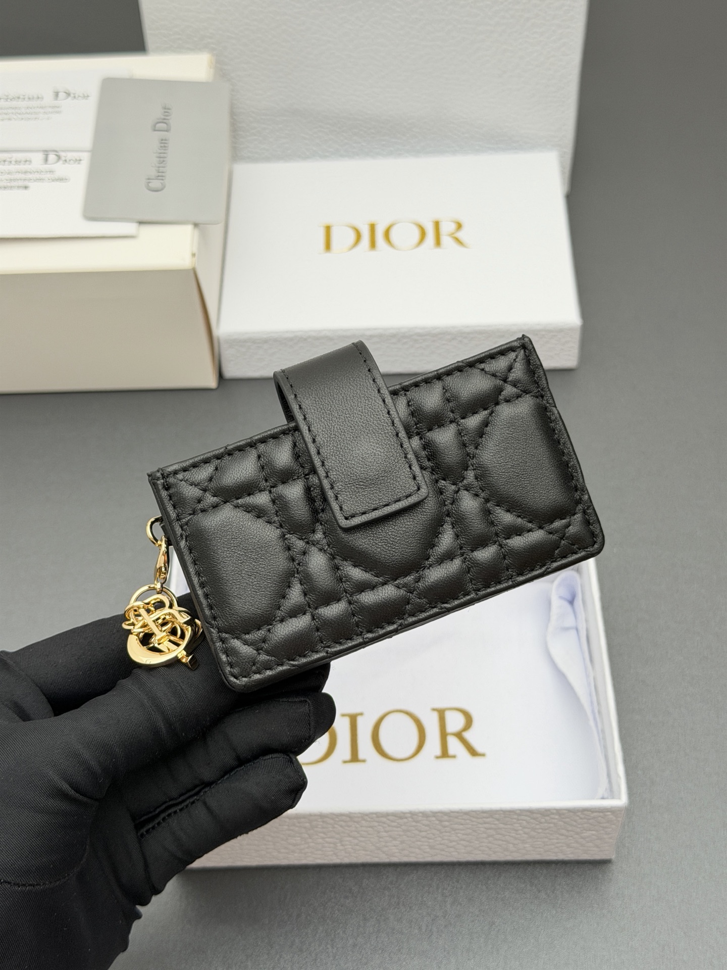 Dior Lady Jasmine卡夹系列这款卡夹设计精巧 空间宽敞 采用羊皮革精心制作