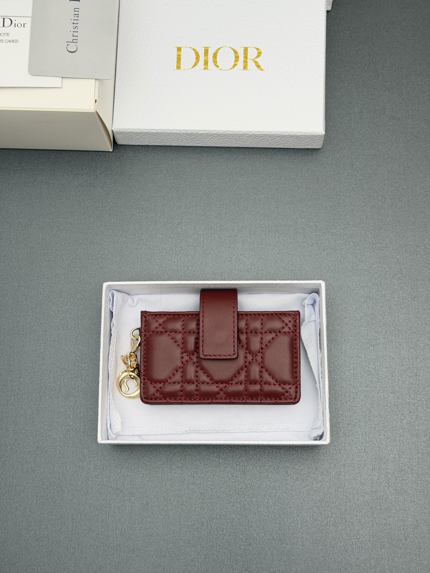 Dior Lady Jasmine卡夹系列这款卡夹设计精巧 空间宽敞 采用羊皮革精心制作