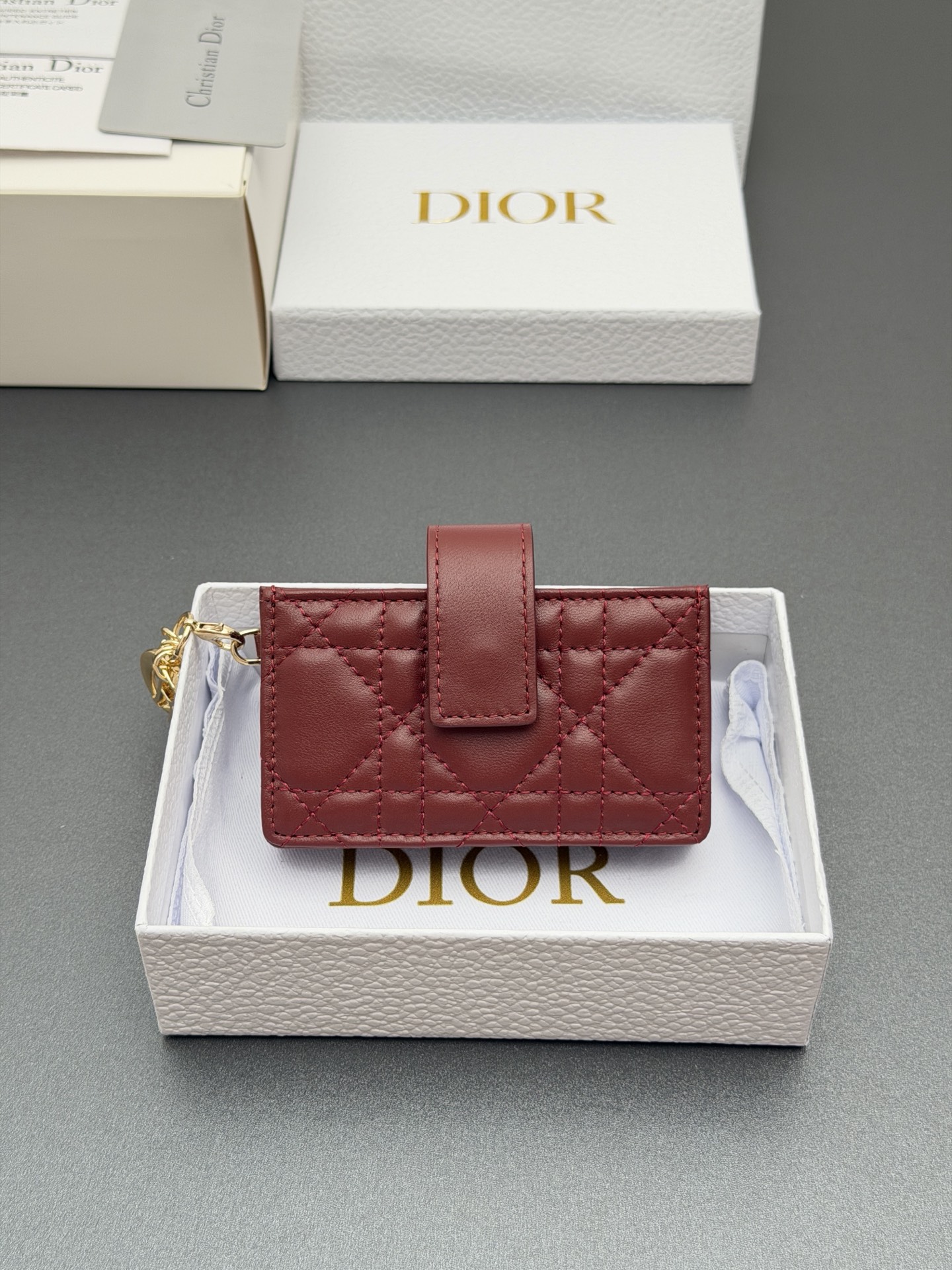Dior Lady Jasmine卡夹系列这款卡夹设计精巧 空间宽敞 采用羊皮革精心制作