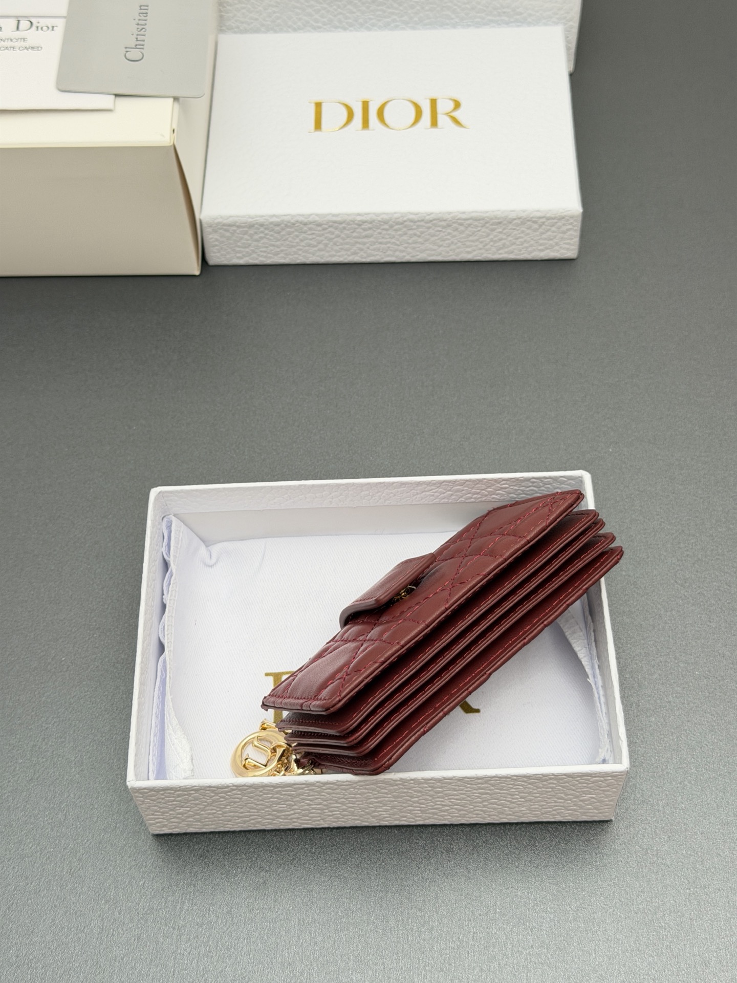 Dior Lady Jasmine卡夹系列这款卡夹设计精巧 空间宽敞 采用羊皮革精心制作