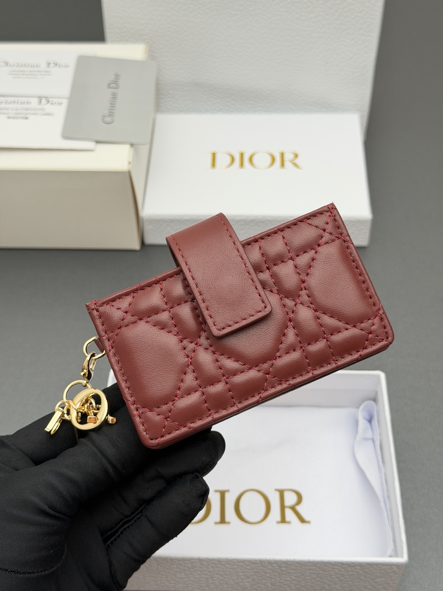 Dior Lady Jasmine卡夹系列这款卡夹设计精巧 空间宽敞 采用羊皮革精心制作