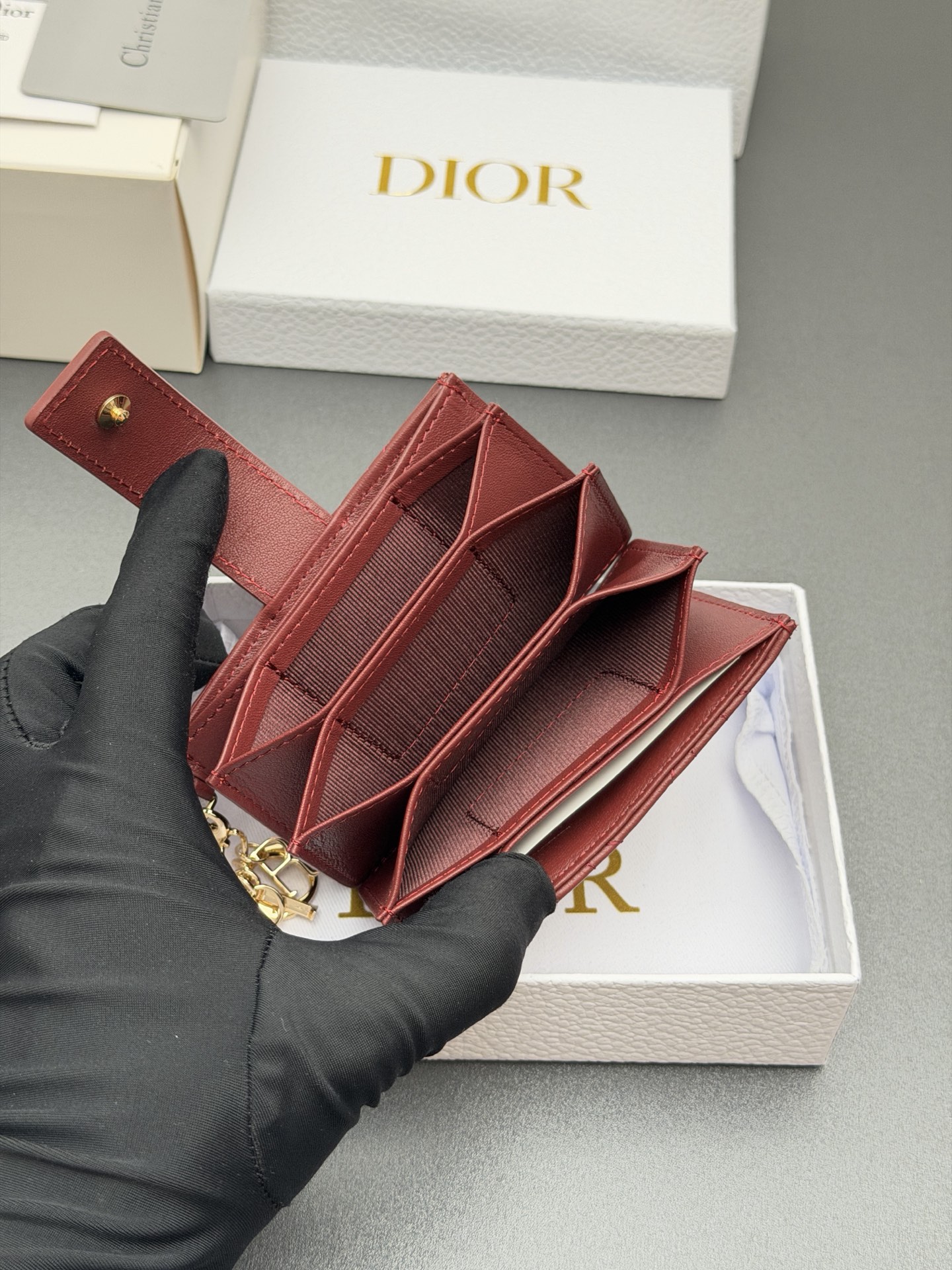 Dior Lady Jasmine卡夹系列这款卡夹设计精巧 空间宽敞 采用羊皮革精心制作