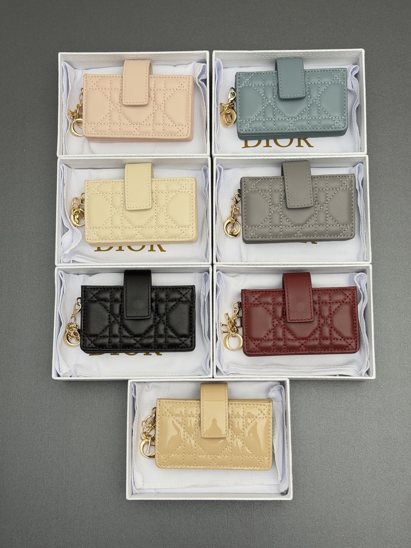 NO:940762,[Lady Jasmine Card Holder Series] This card holder has a sophisticated design and spacious space. It is carefully made of sheep leather, with cannage pattern topstitching and detachable brand charms, creating a fashionable and classic look. 5 compartments sewn with triangular gussets. Model S0074 Size w10.5xh6xd2.5cm, Dior wallet, dior, wallets, sheepskin19860909【Lady Jasmine卡夹系列】 这款卡夹设计精巧,空间宽敞.采用羊皮革精心制作,搭配藤格纹缉面线和可拆的品牌吊饰,打造时尚经典的造型.5个缝有三角形衬料的隔层. 型号S0074 尺寸w10.5xh6xd2.5cm,迪奥钱包,dior,wallets,sheepskin,Bag