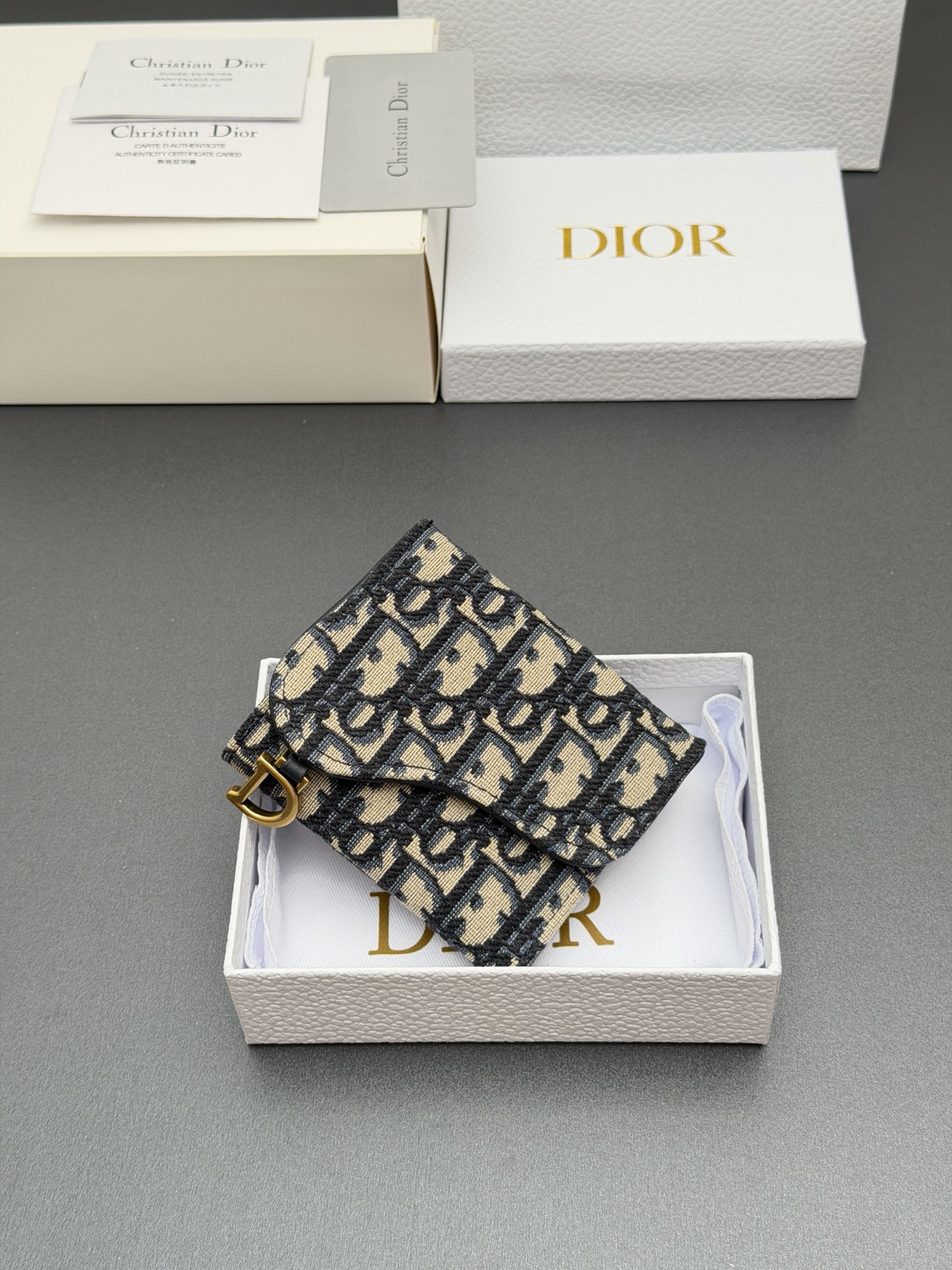Dior Bloom马鞍钱包系列这款Bloom马鞍钱包精巧实用