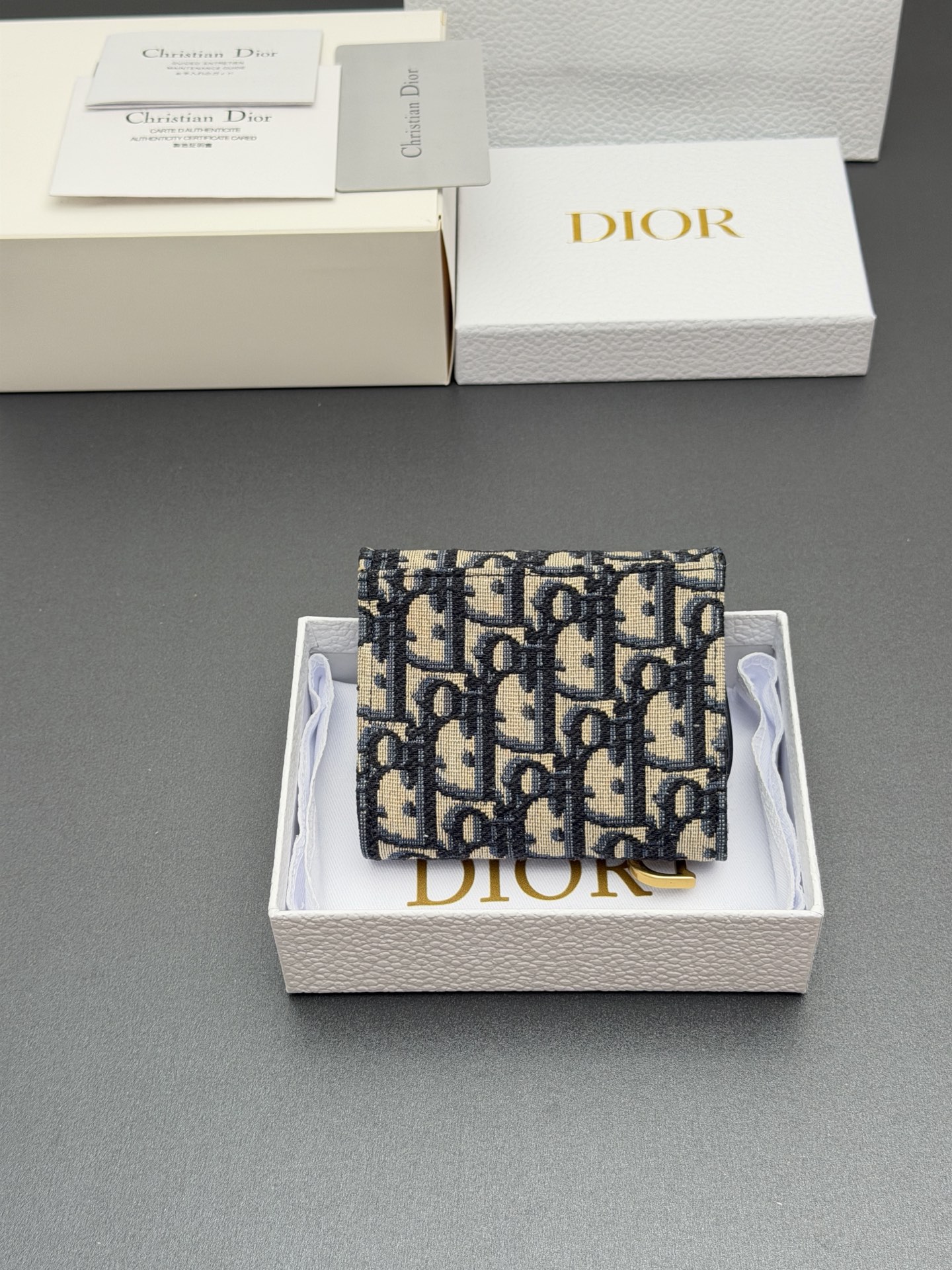 Dior Bloom马鞍钱包系列这款Bloom马鞍钱包精巧实用