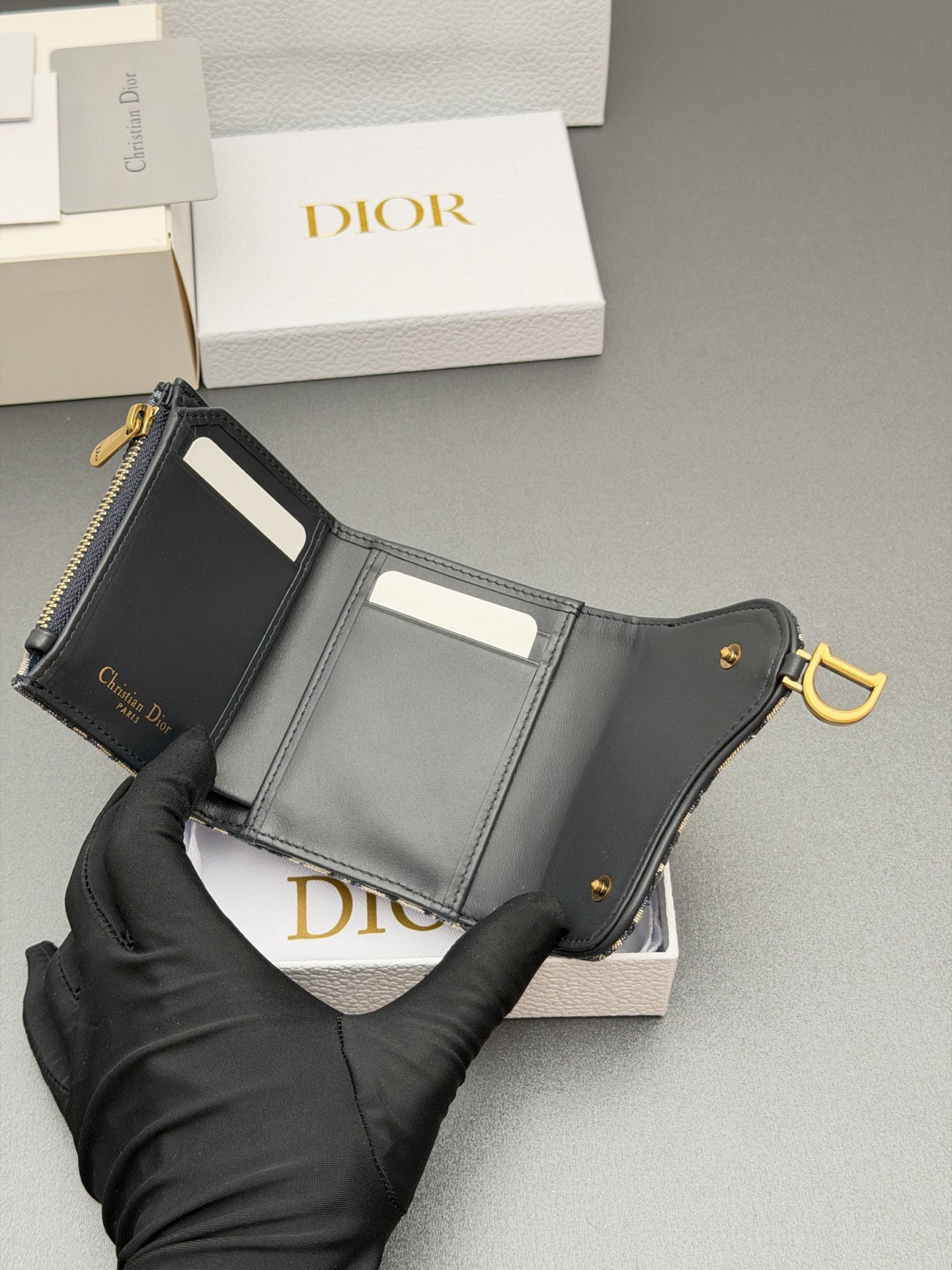 Dior Bloom马鞍钱包系列这款Bloom马鞍钱包精巧实用