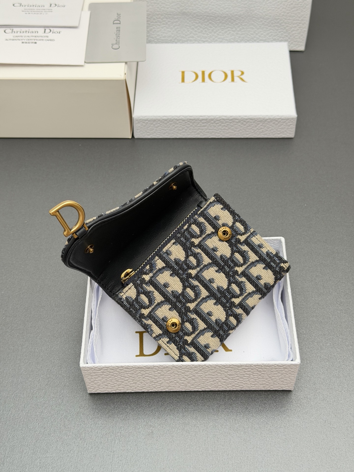 Dior Bloom马鞍钱包系列这款Bloom马鞍钱包精巧实用