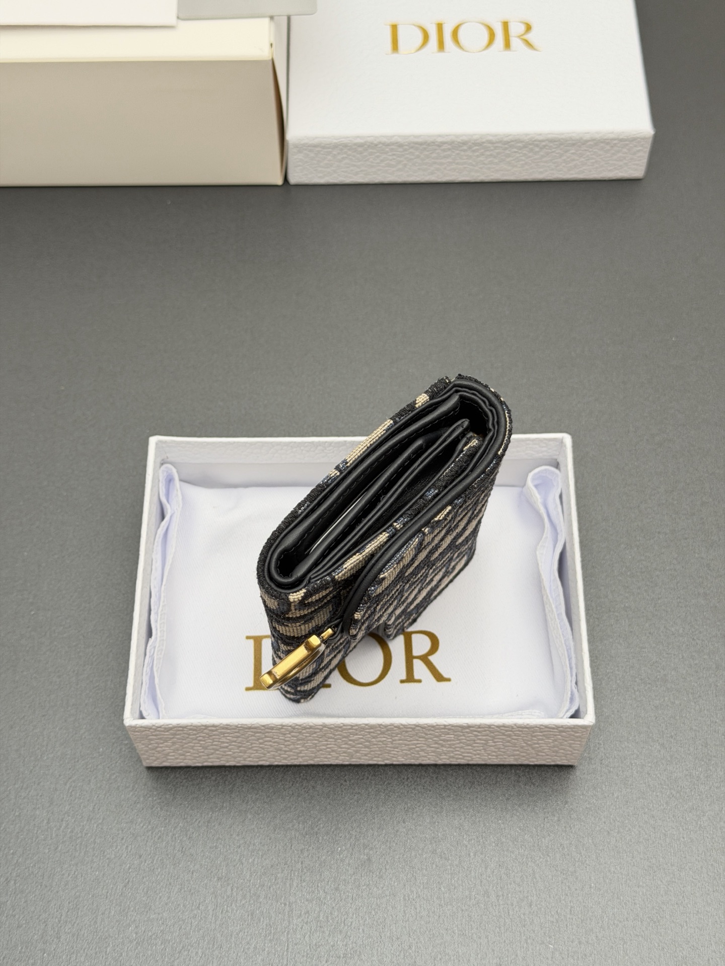 Dior Bloom马鞍钱包系列这款Bloom马鞍钱包精巧实用