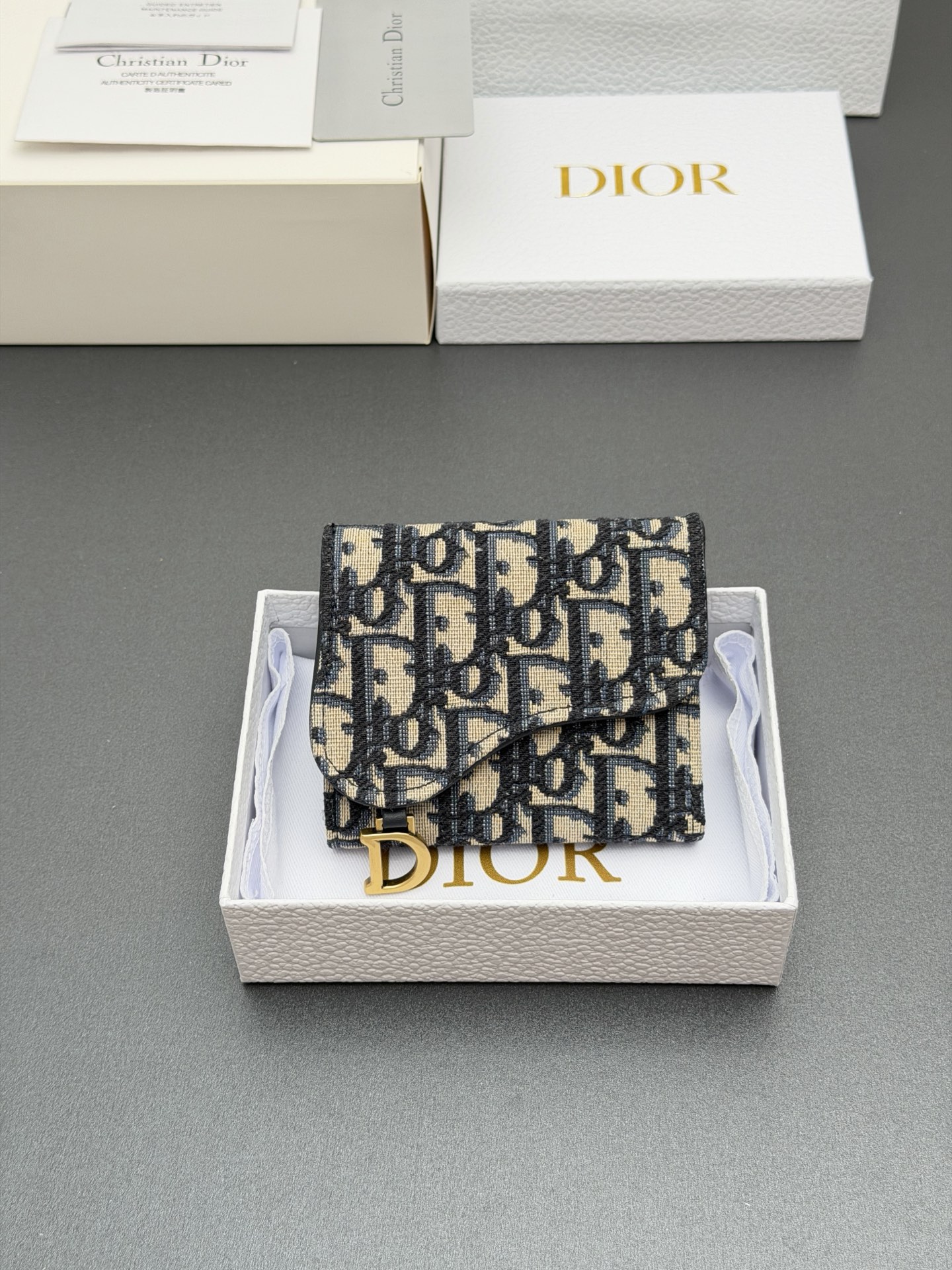 Dior Bloom马鞍钱包系列这款Bloom马鞍钱包精巧实用