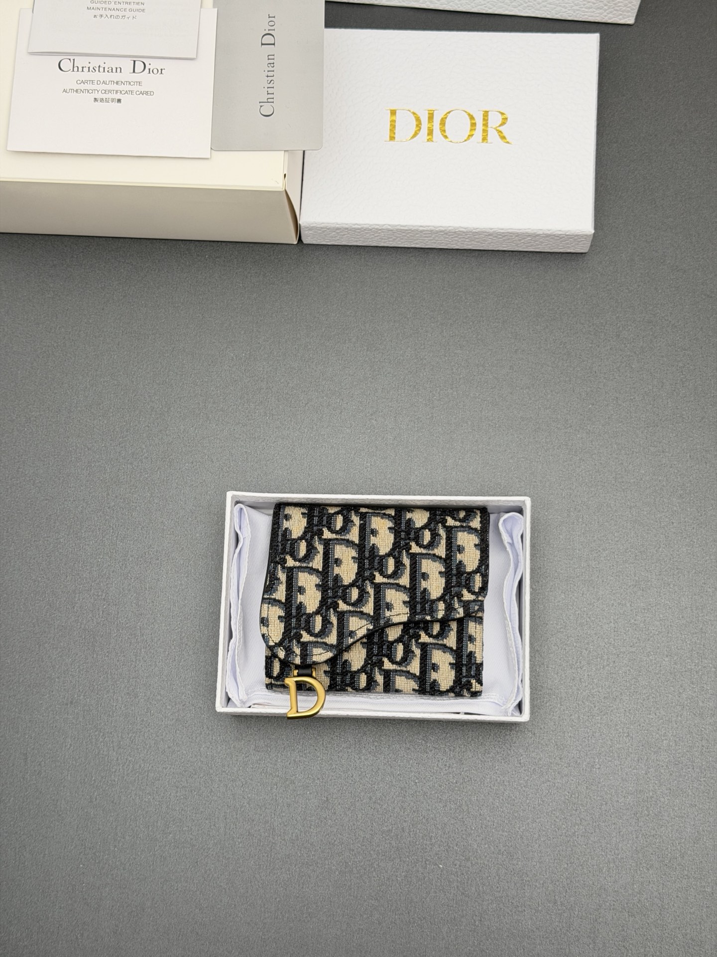 Dior Bloom马鞍钱包系列这款Bloom马鞍钱包精巧实用