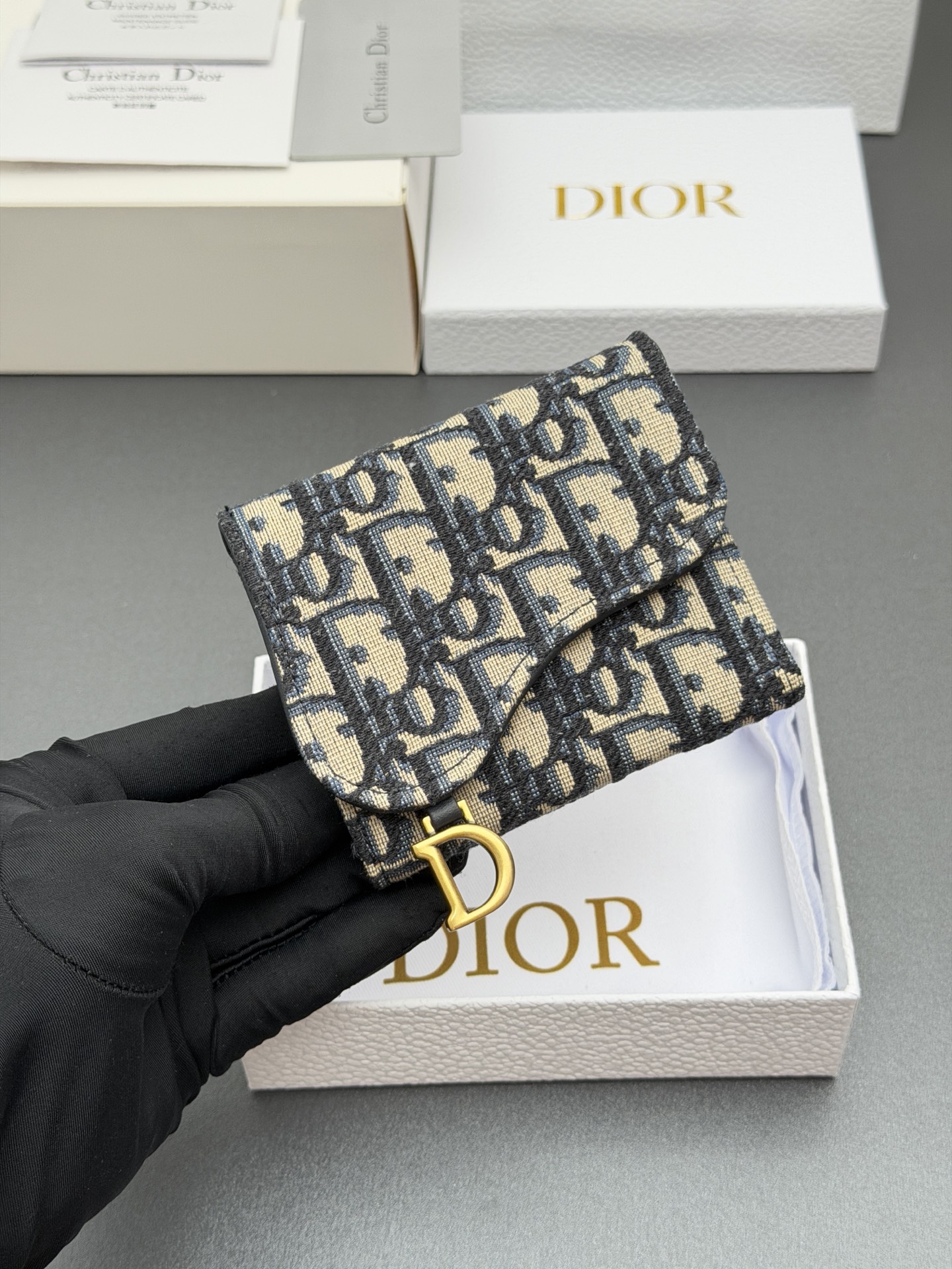 Dior Bloom马鞍钱包系列这款Bloom马鞍钱包精巧实用
