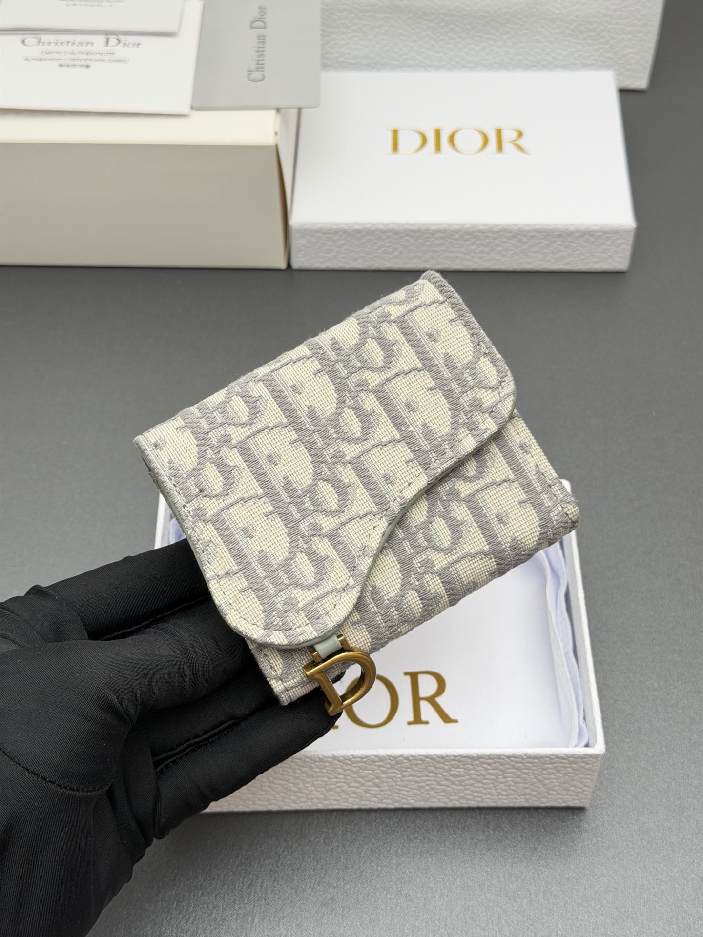 Dior Bloom马鞍钱包系列这款Bloom马鞍钱包精巧实用