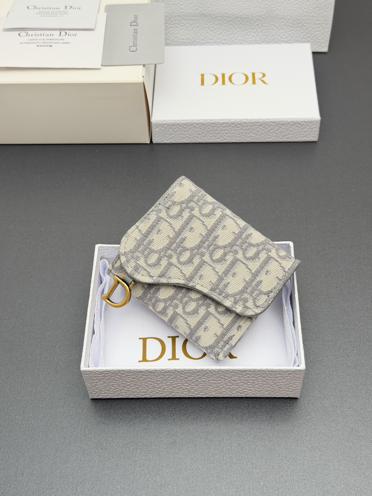 Dior Bloom马鞍钱包系列这款Bloom马鞍钱包精巧实用