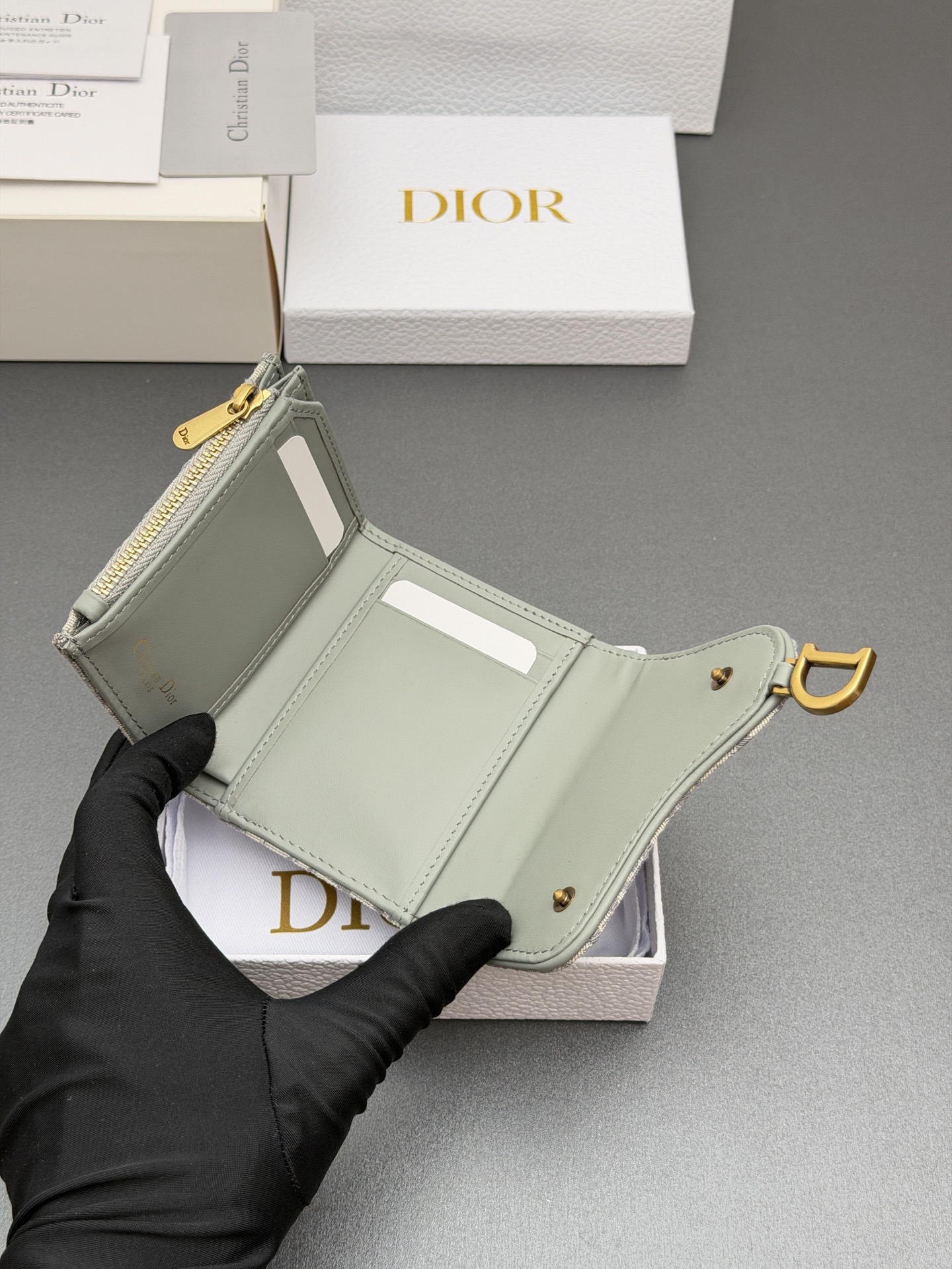 Dior Bloom马鞍钱包系列这款Bloom马鞍钱包精巧实用