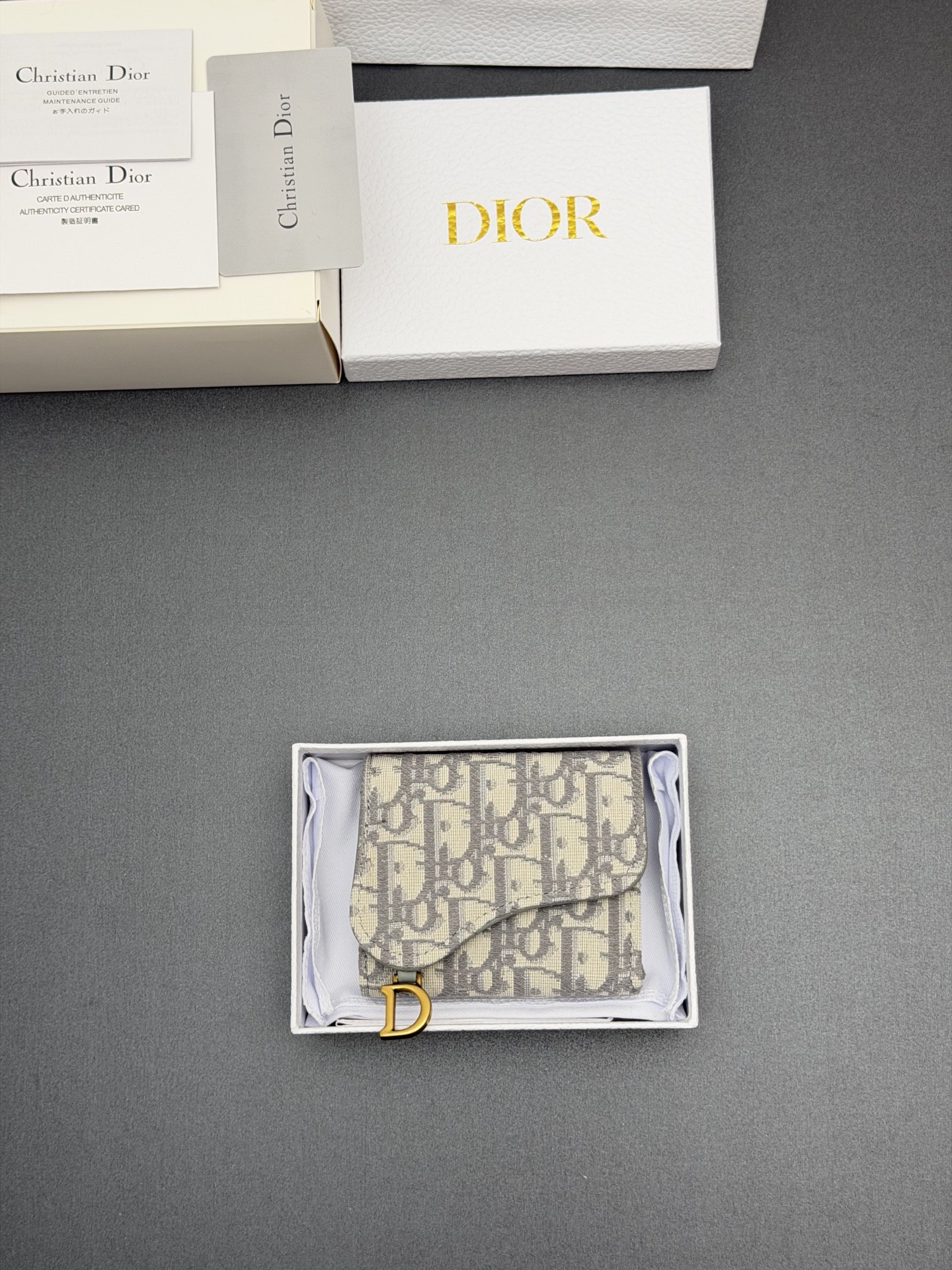 Dior Bloom马鞍钱包系列这款Bloom马鞍钱包精巧实用