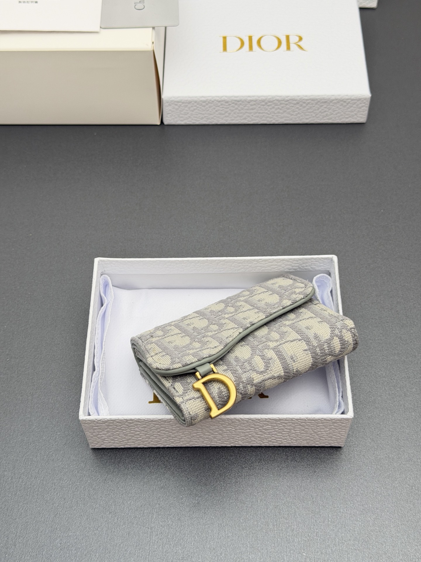 Dior Bloom马鞍钱包系列这款Bloom马鞍钱包精巧实用